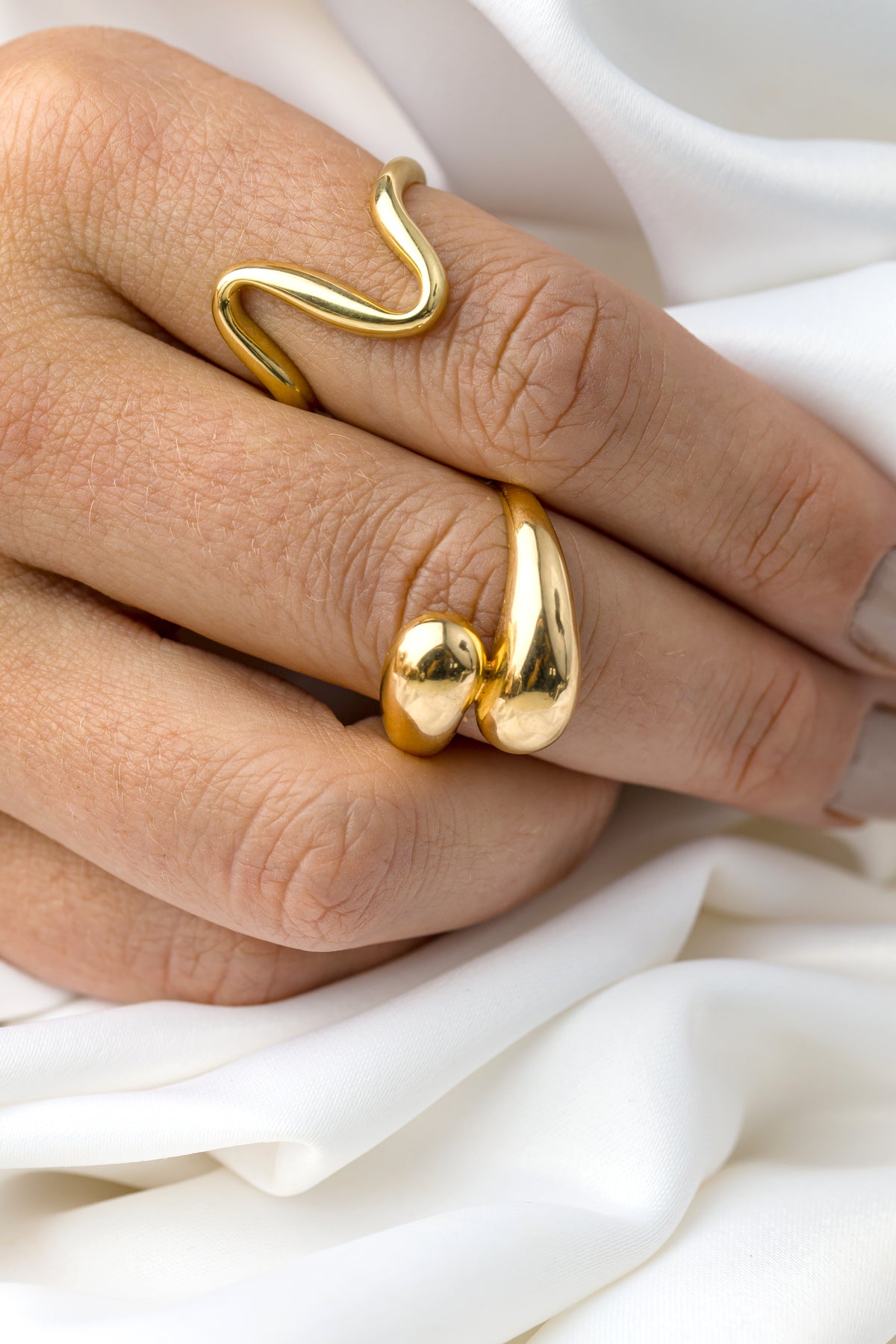 Anel em Ouro Amarelo com Design de Gota Dupla