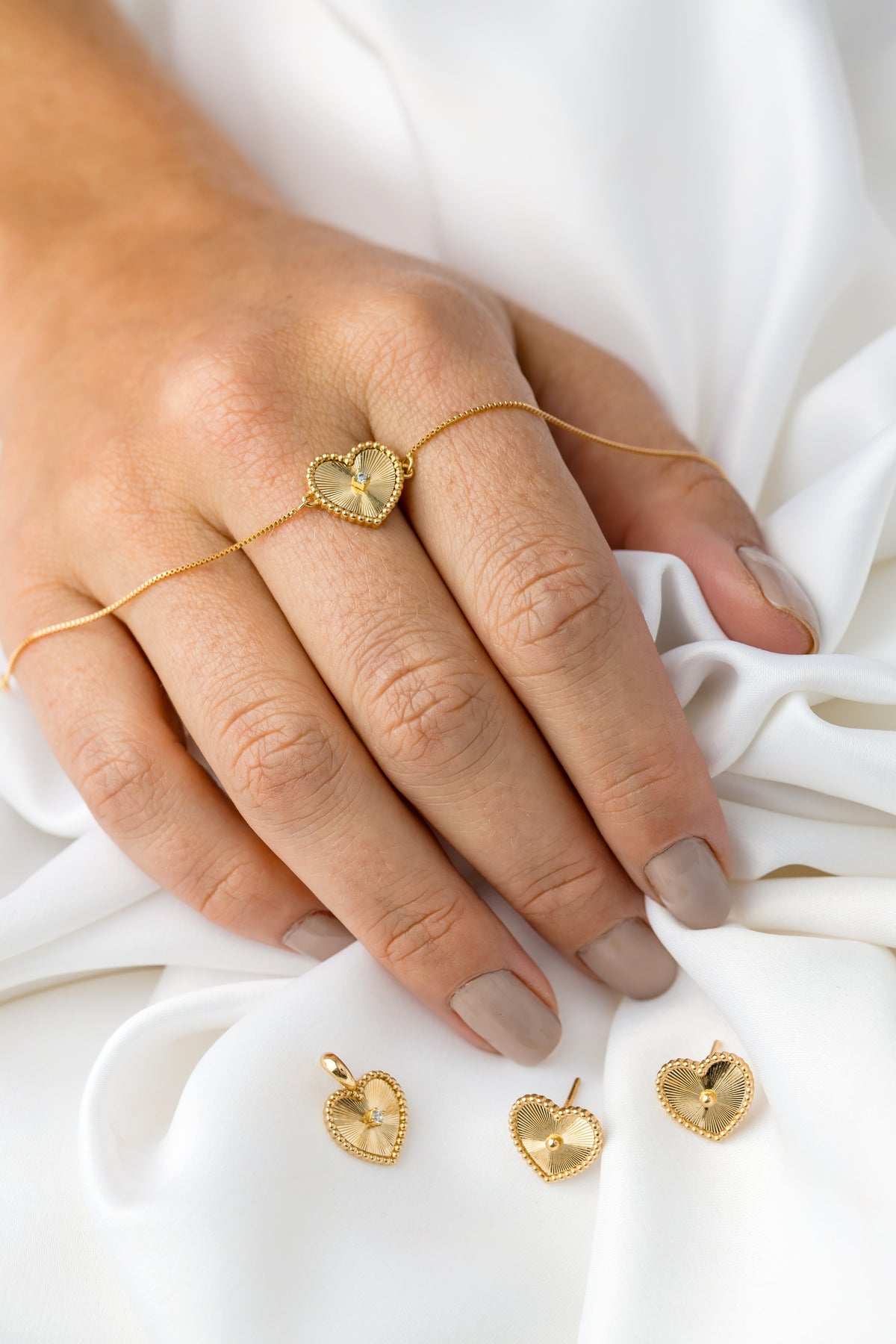 Pulseira em Ouro Amarelo com Coração em Chapa Riscada e Topázio Branco