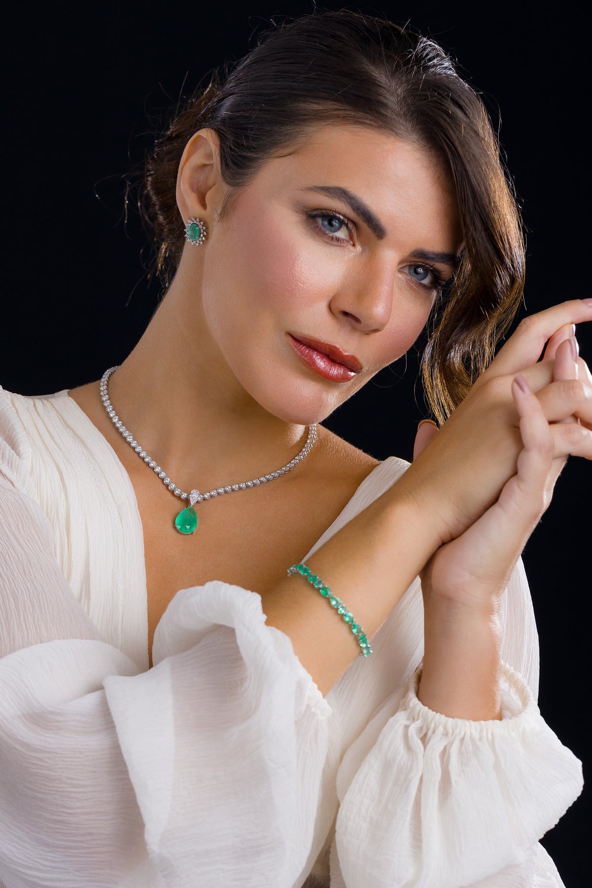 Pulseira Riviera em Ouro Branco com Esmeralda Gota e Esmeralda Oval – 17 cm