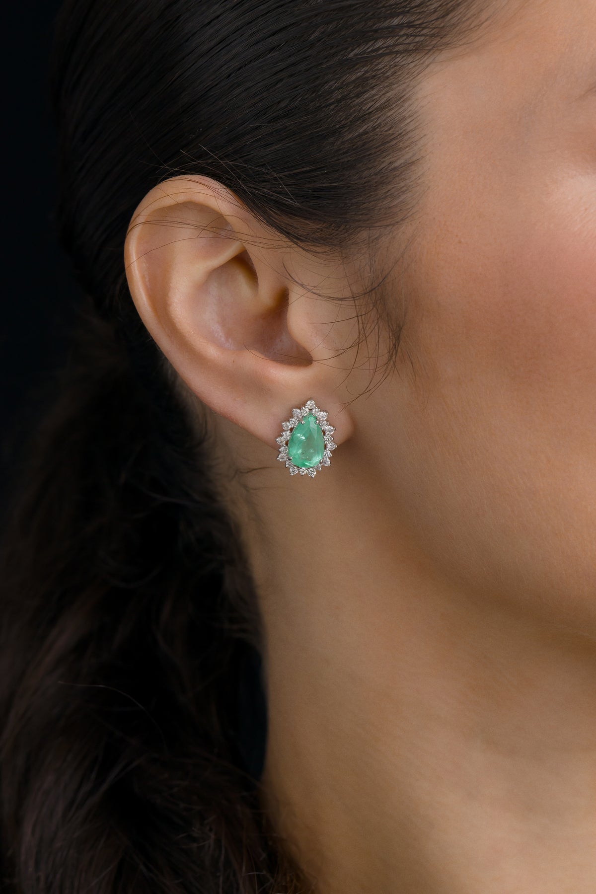 Brinco Gota em Ouro Branco com Esmeraldas e Brilhantes