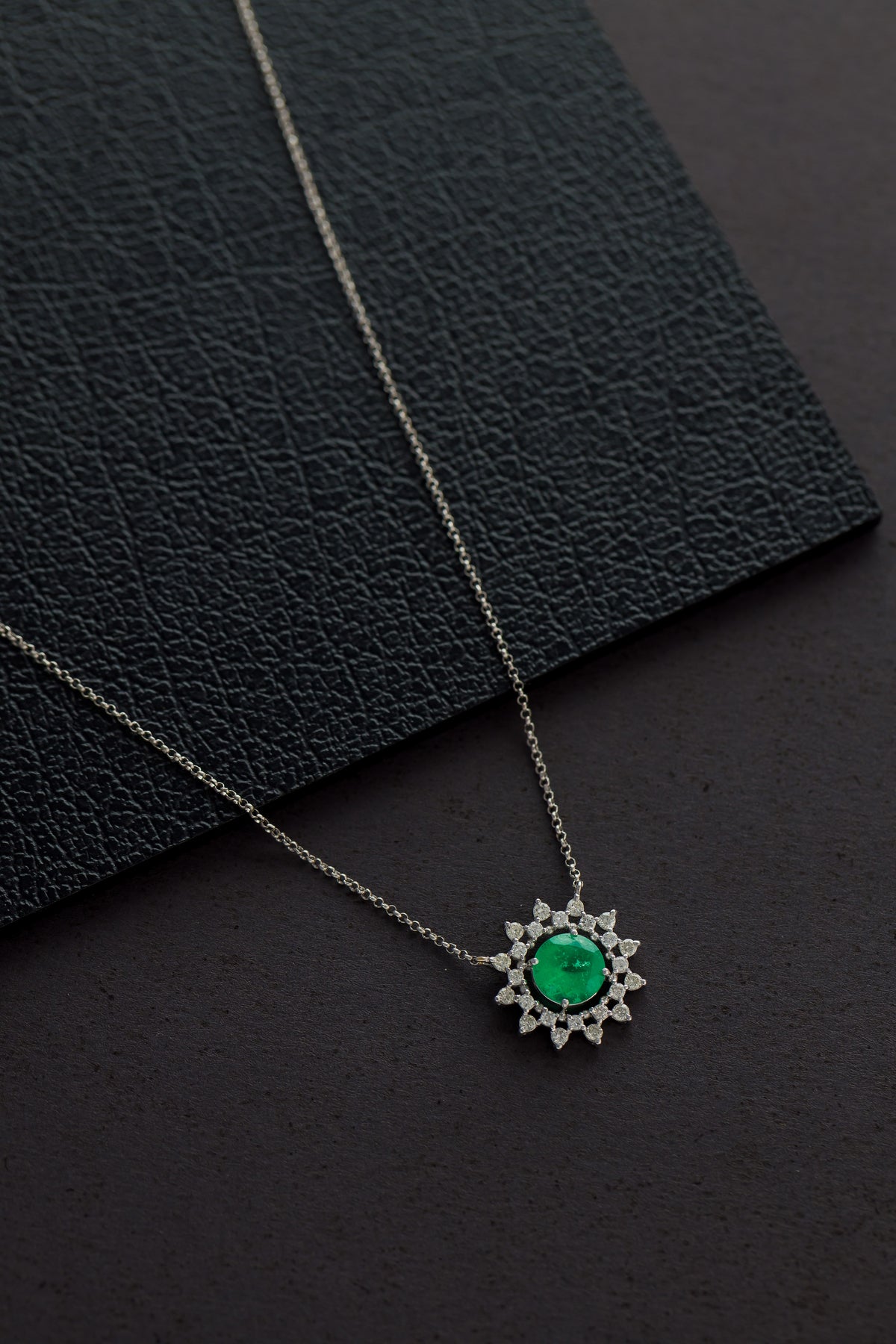 Colar em Ouro Branco com Flocos de Esmeralda Redonda e Brilhantes Passando Luz