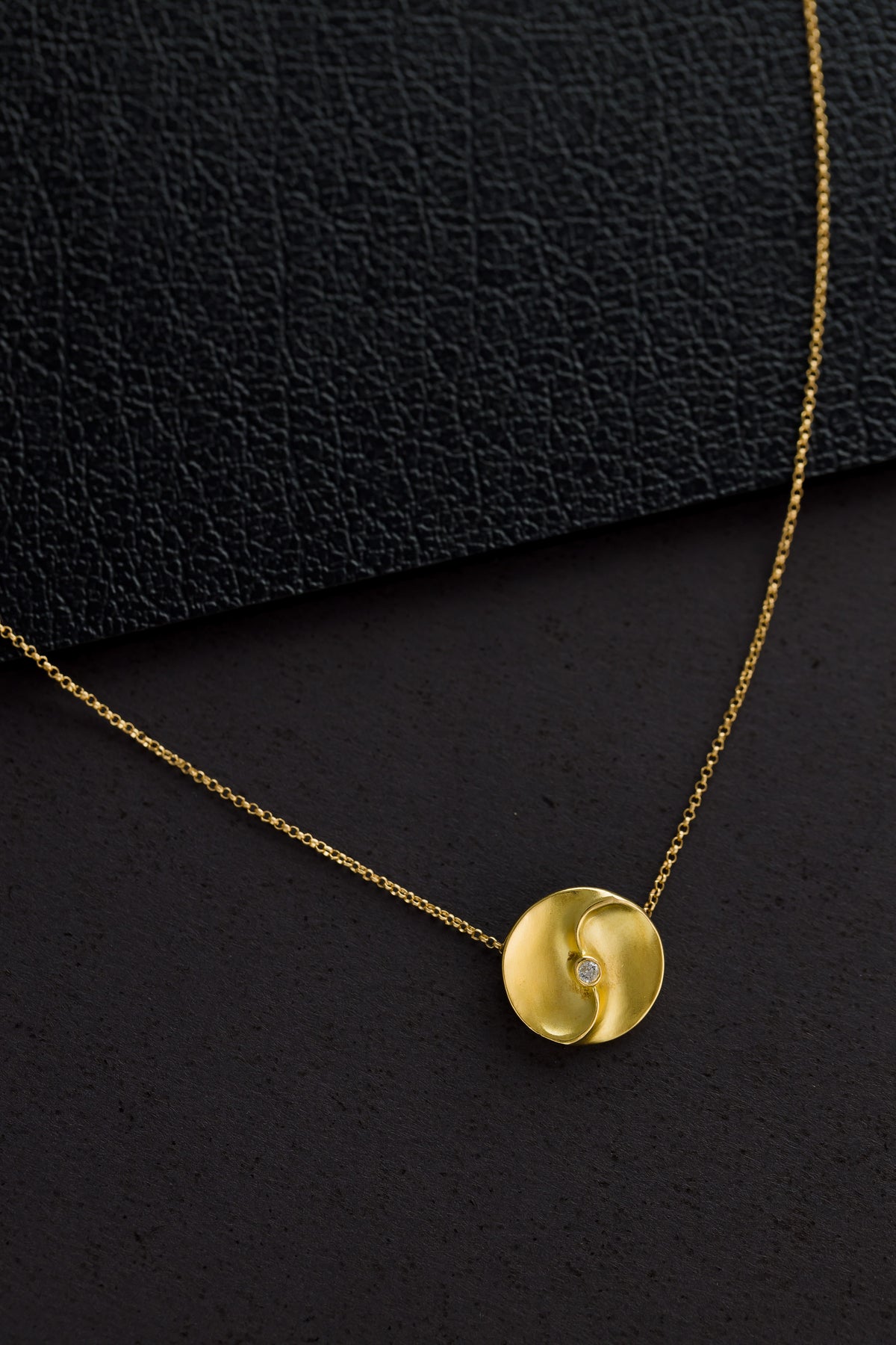 Colar em Ouro Amarelo com Chapa e Brilhante Central
