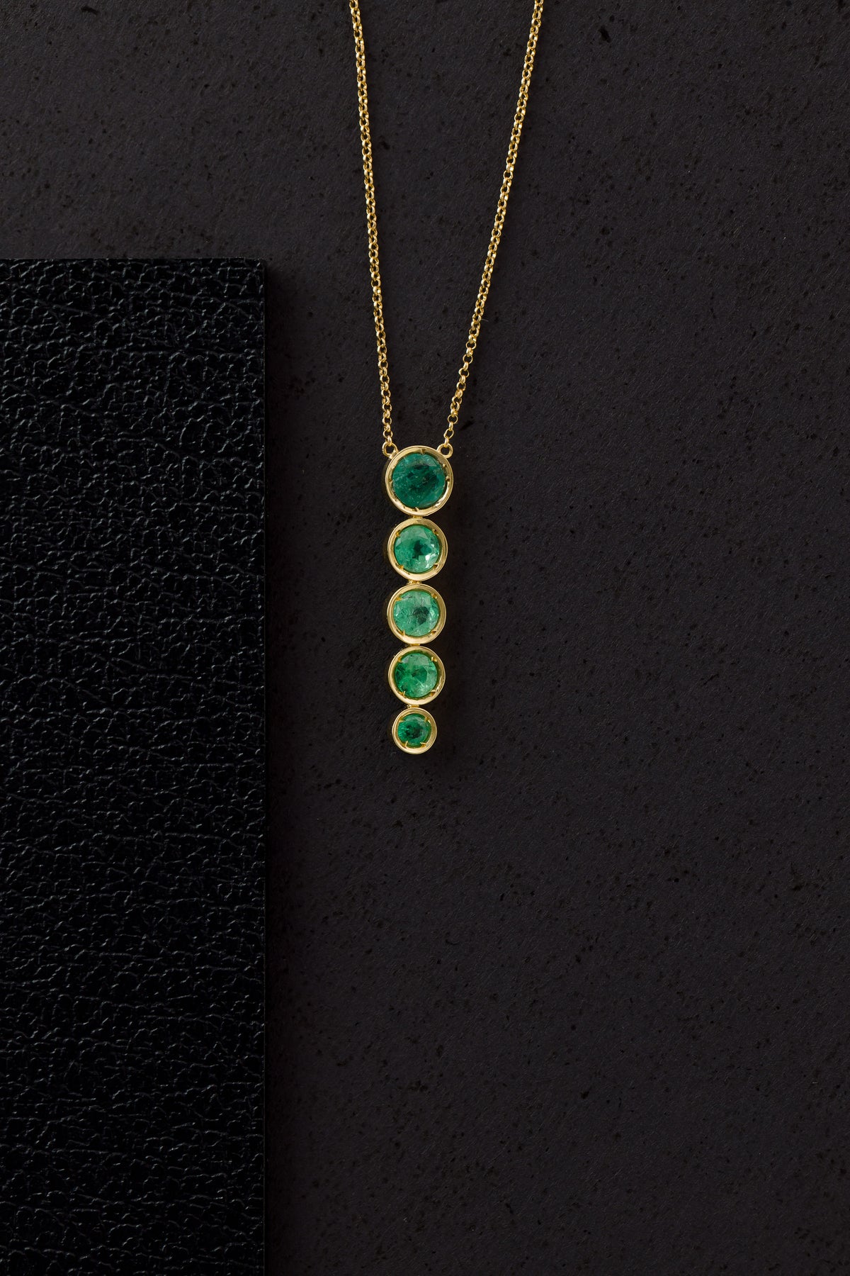Colar em Ouro Amarelo com Pingente de Esmeraldas Redondas
