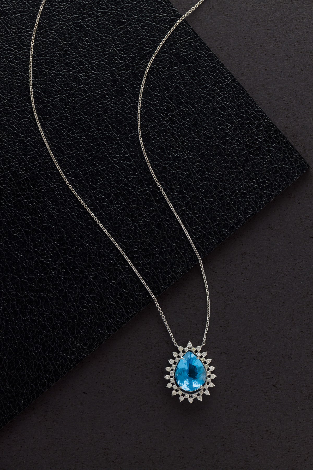 Colar em Ouro Branco com Flocos de Topázio Azul e Brilhantes