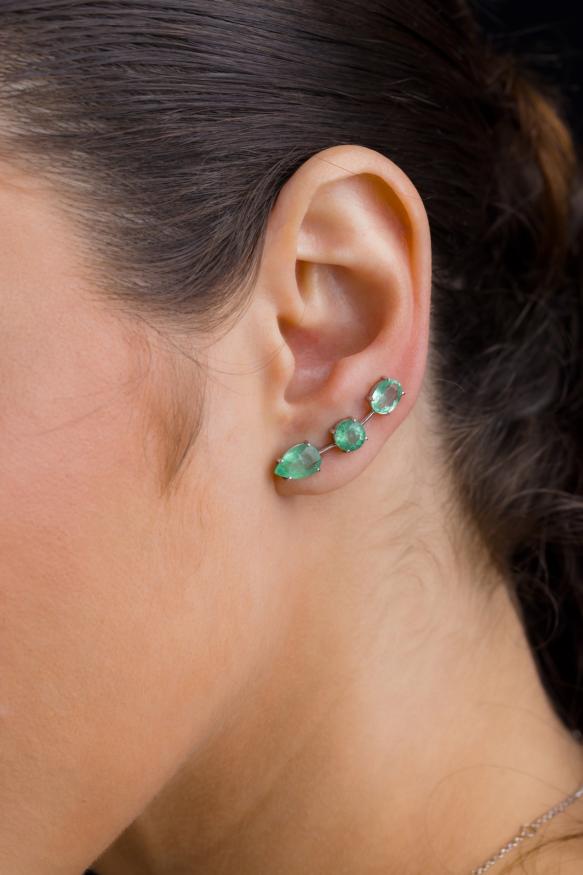 Brinco Ear Cuff em Ouro Branco com Esmeraldas Variadas