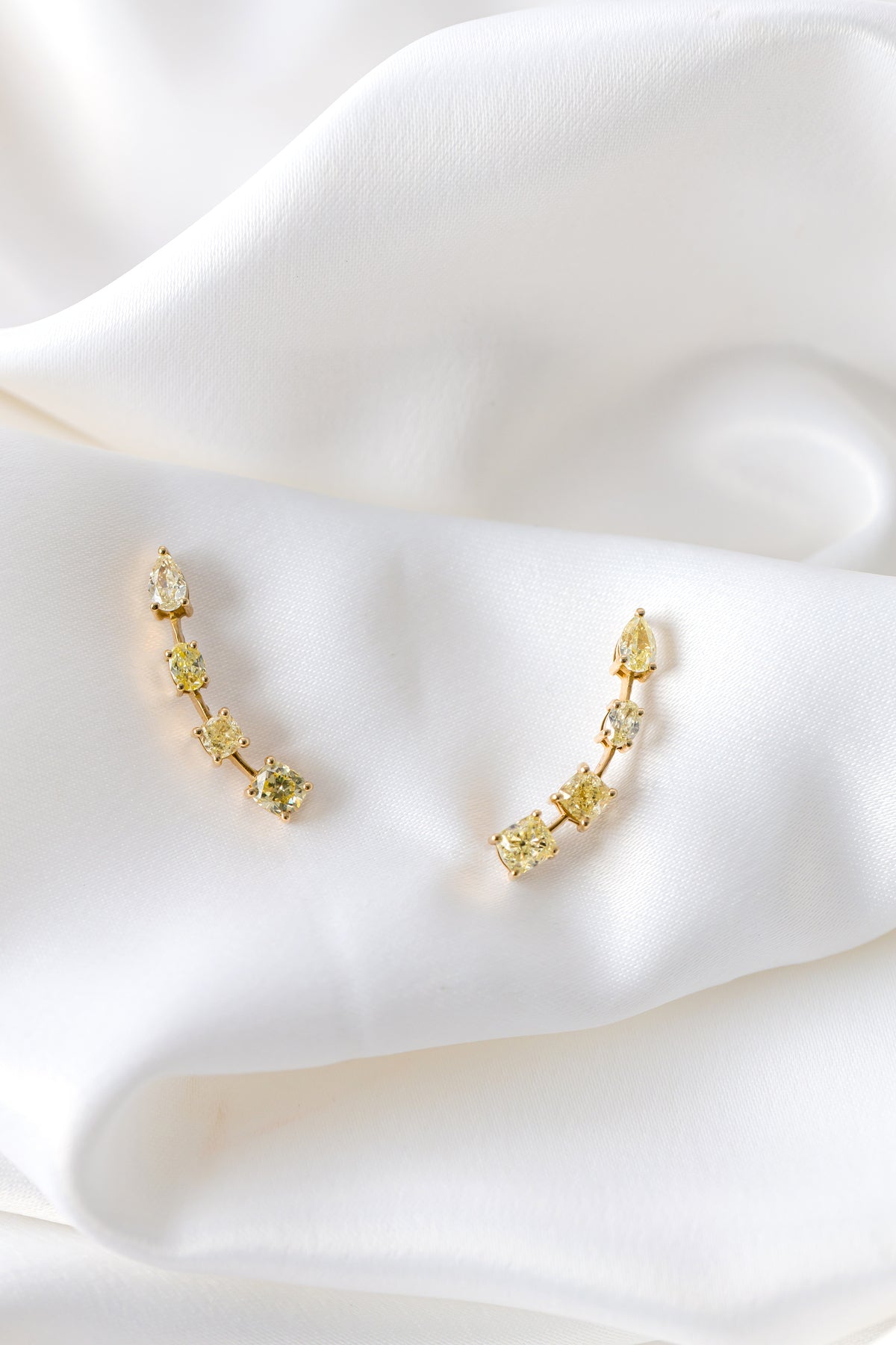 Brinco Ear Cuff em Ouro Amarelo com Brilhantes Fancy Yellow