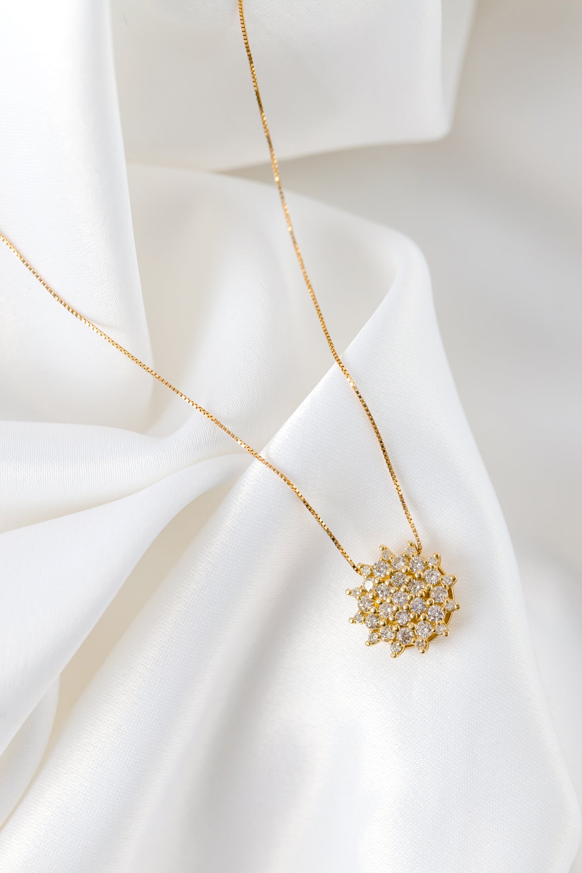 Colar em Ouro Amarelo com Chuveiro de Brilhantes