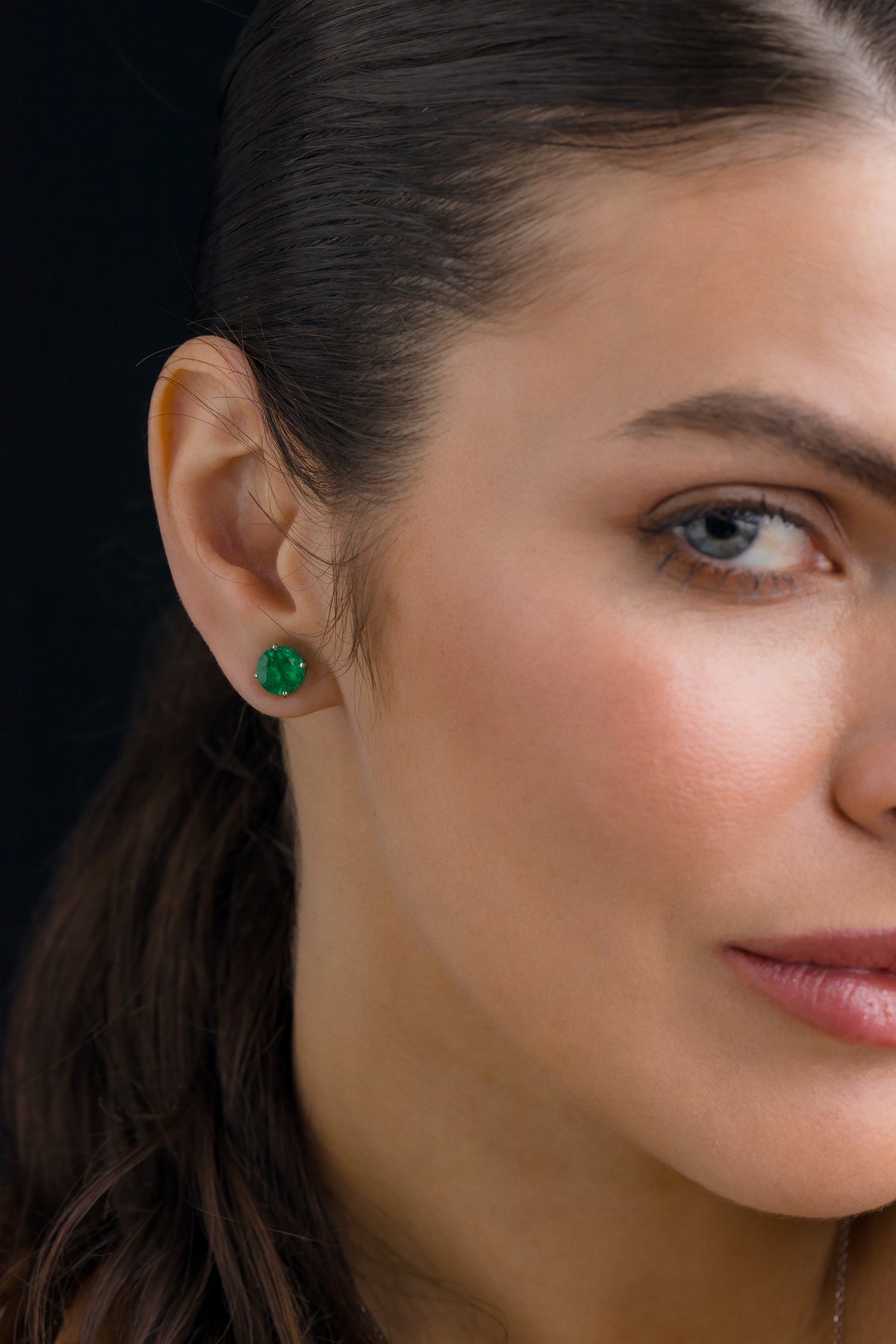 Brinco Botão Redondo em Ouro Branco com Esmeraldas