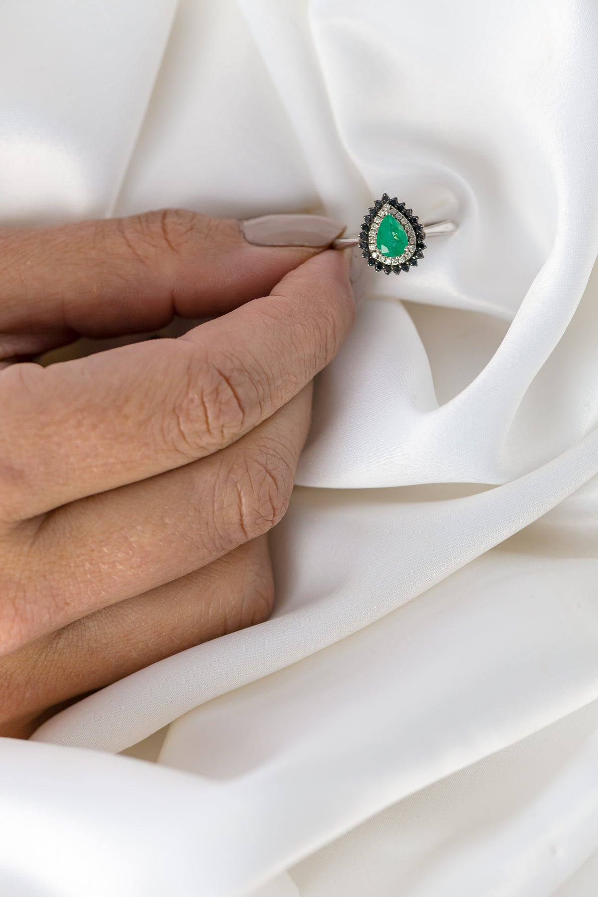 Anel em Ouro Branco com Gota de Esmeralda e Brilhantes Negros e Brancos