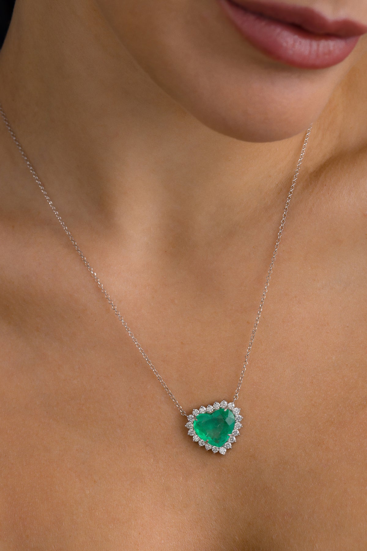 Colar Coração em Ouro Branco com Esmeralda Colombiana e Brilhantes