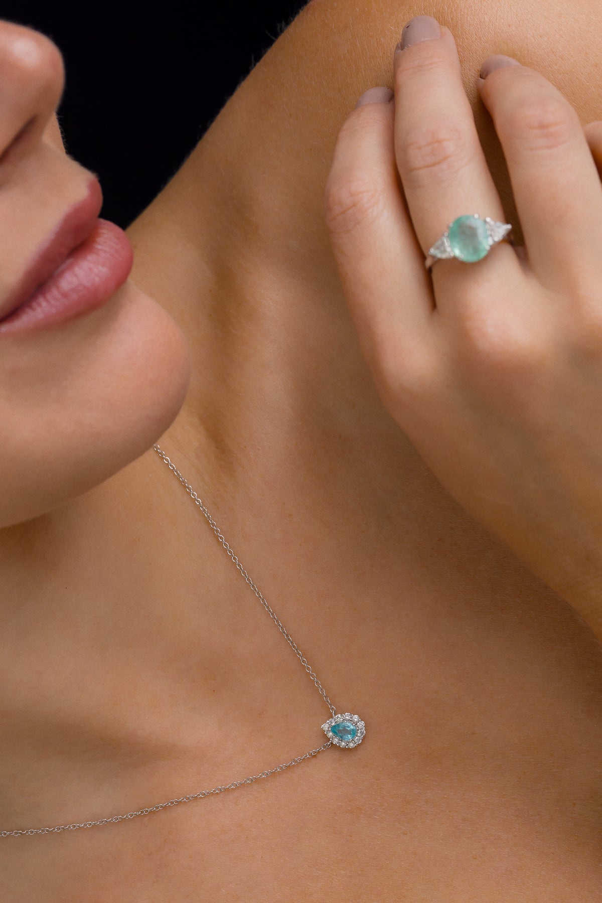 Anel Oval em Ouro Branco com Turmalina Paraíba e Brilhantes