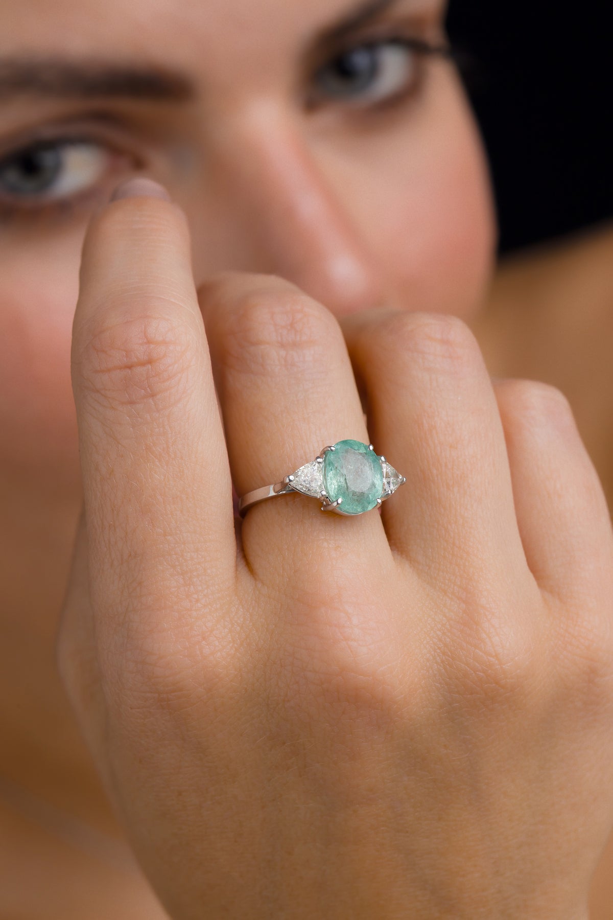 Anel Oval em Ouro Branco com Turmalina Paraíba e Brilhantes