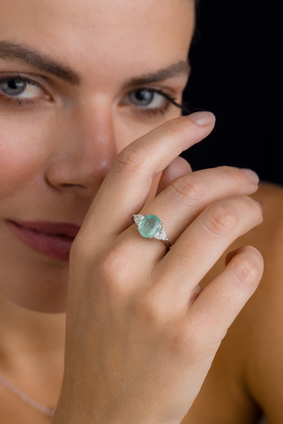 Anel Oval em Ouro Branco com Turmalina Paraíba e Brilhantes