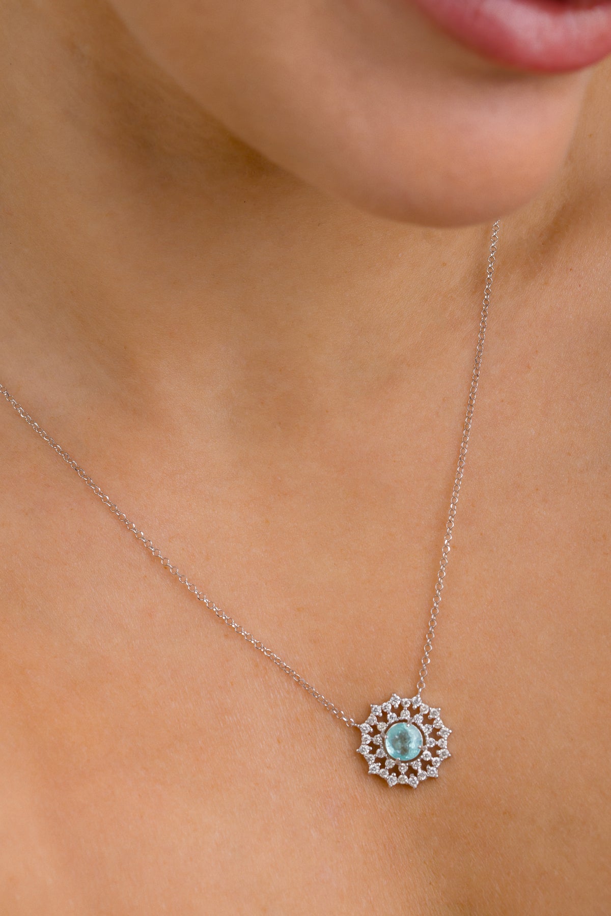 Colar Redondo em Ouro Branco com Turmalina Paraíba e Brilhantes