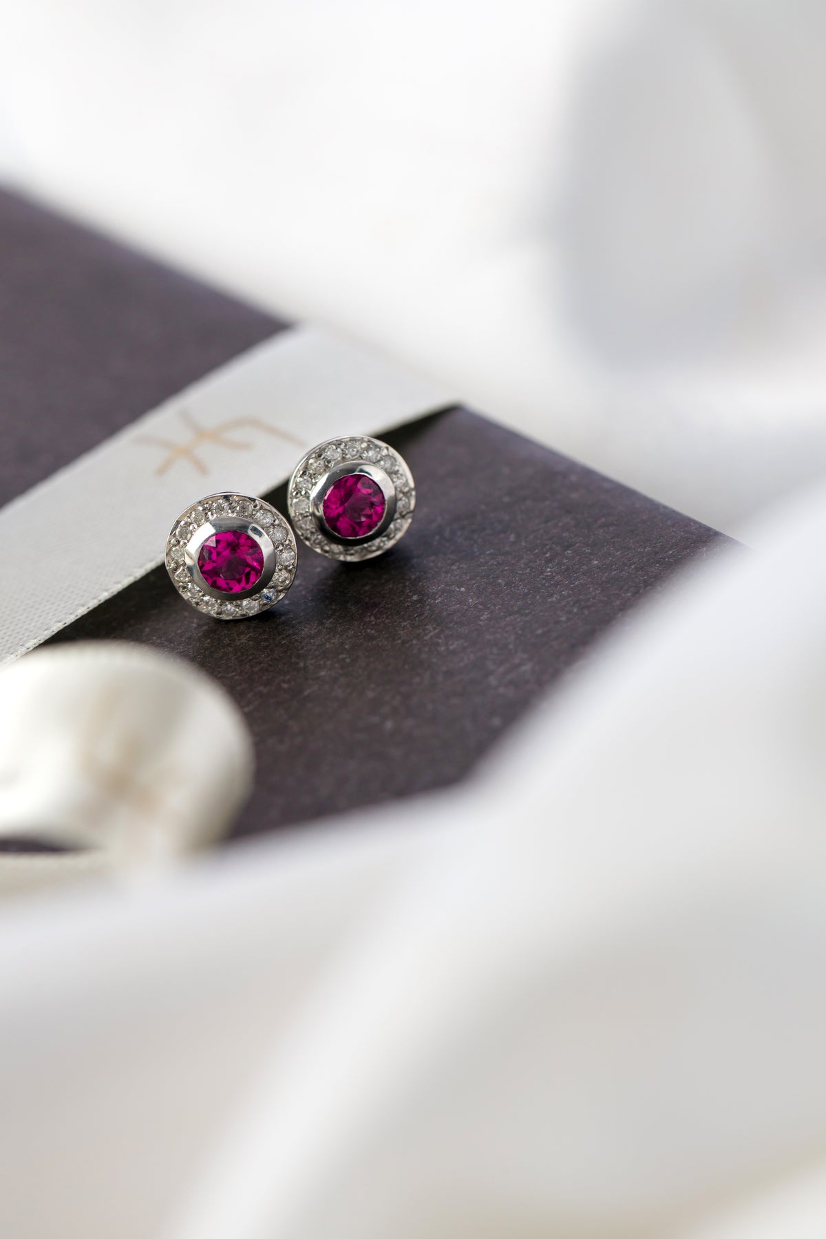Brinco Boton em Ouro Branco com Turmalina Rosa e Brilhantes