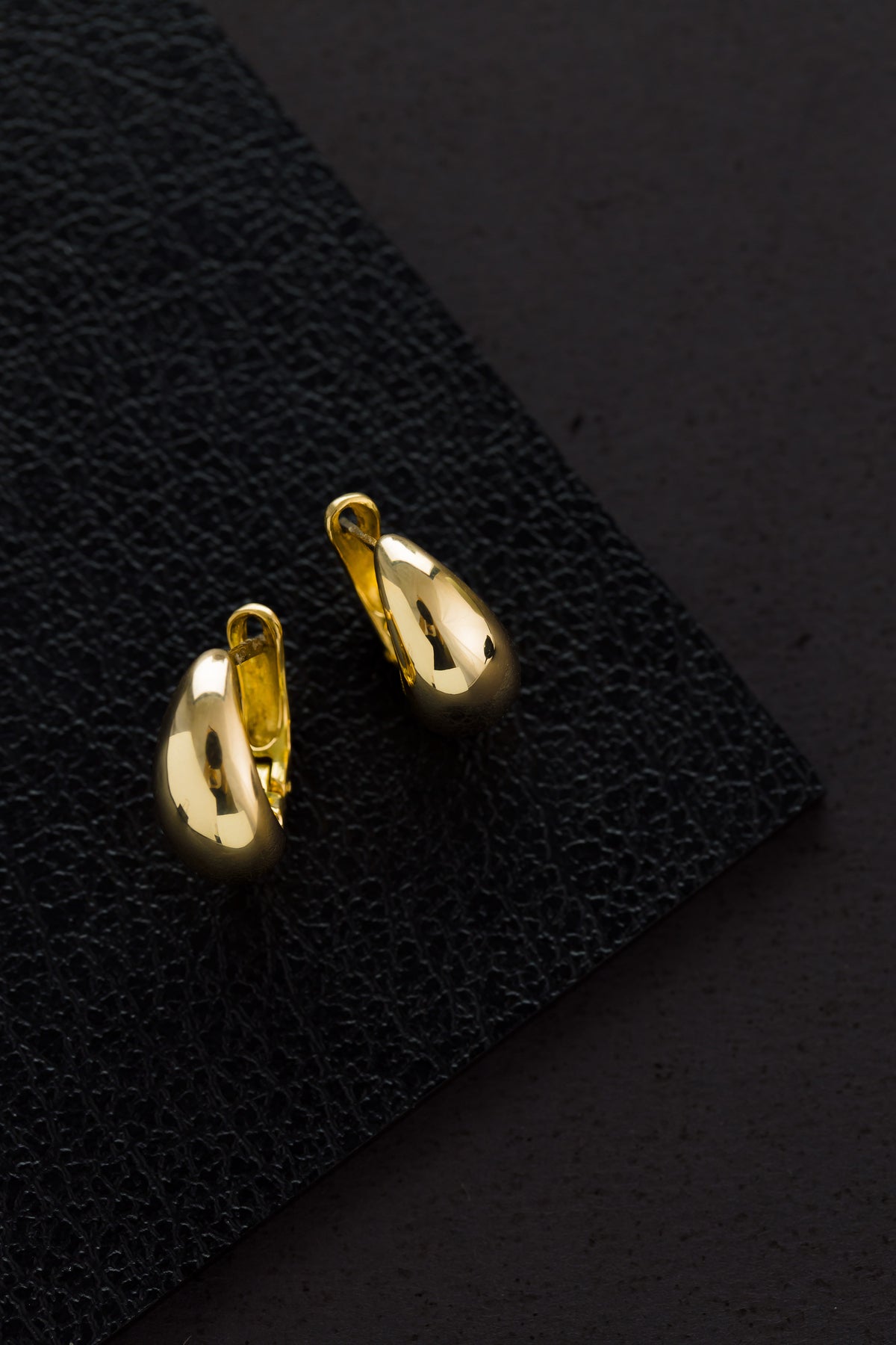 Brinco em Ouro Amarelo com Design de Gota