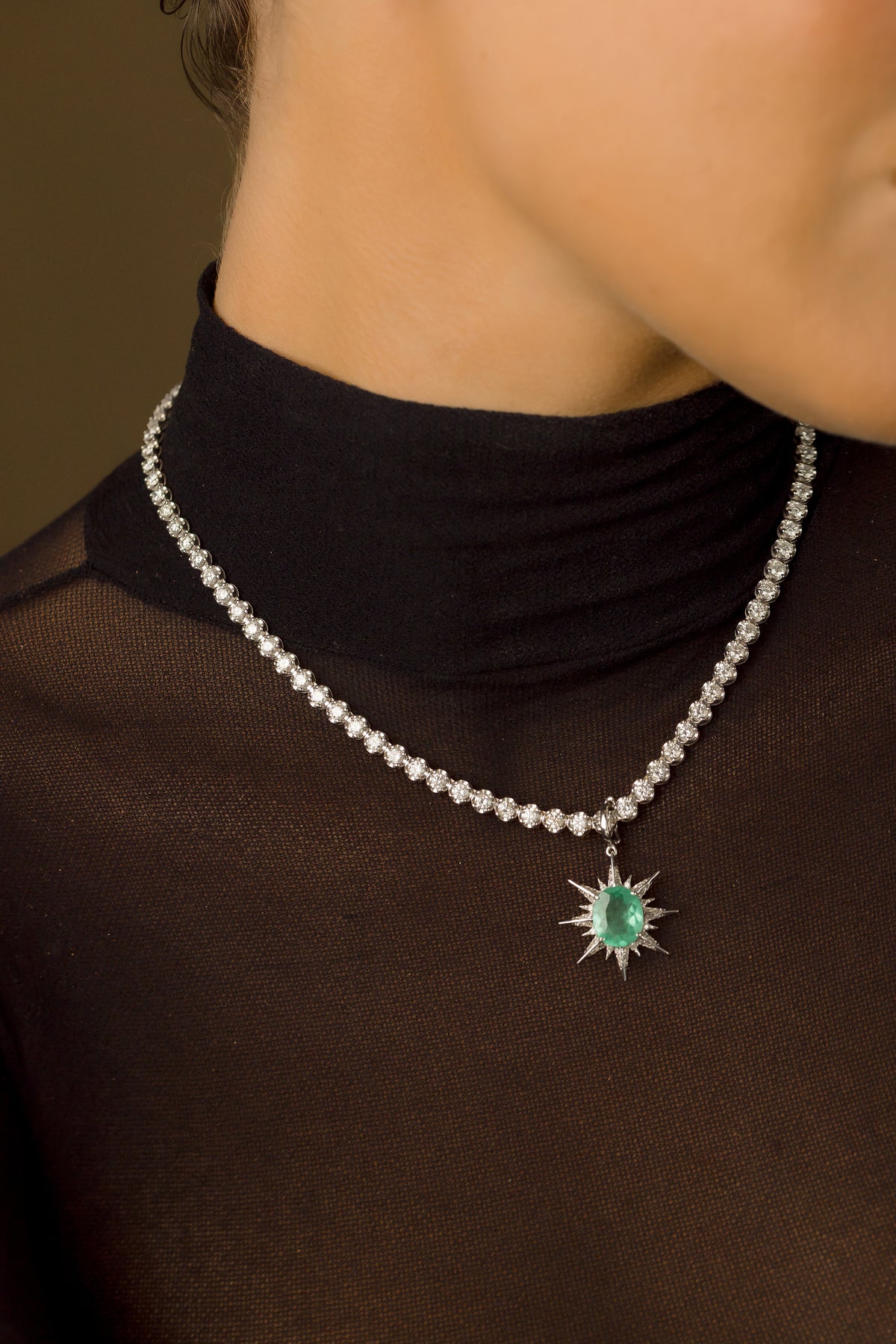 Pingente em Ouro Branco com Estrela de Esmeralda Oval e Brilhantes