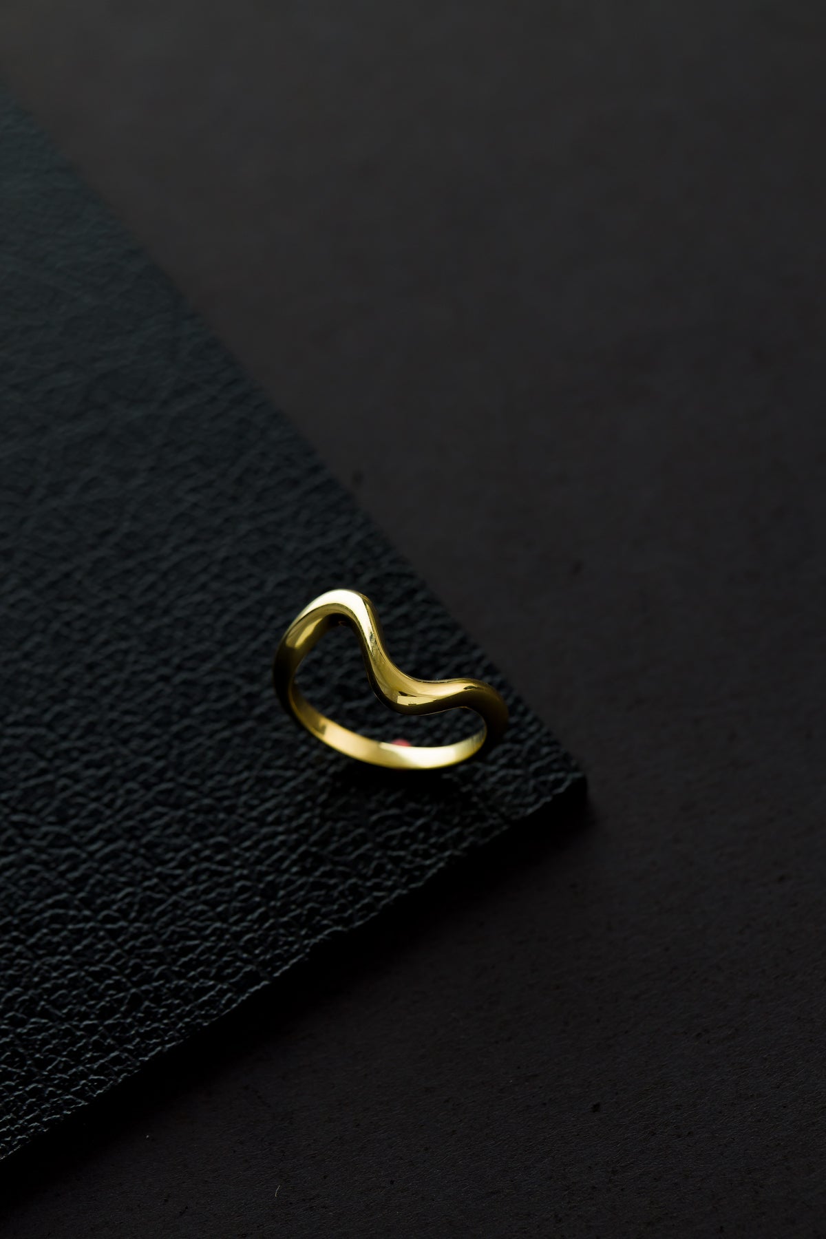 Anel em Ouro Amarelo com Design de Onda