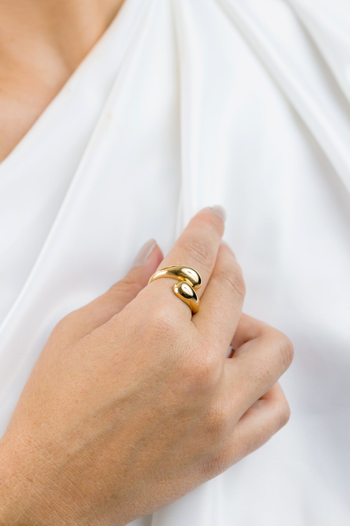 Anel em Ouro Amarelo com Design de Gota Dupla
