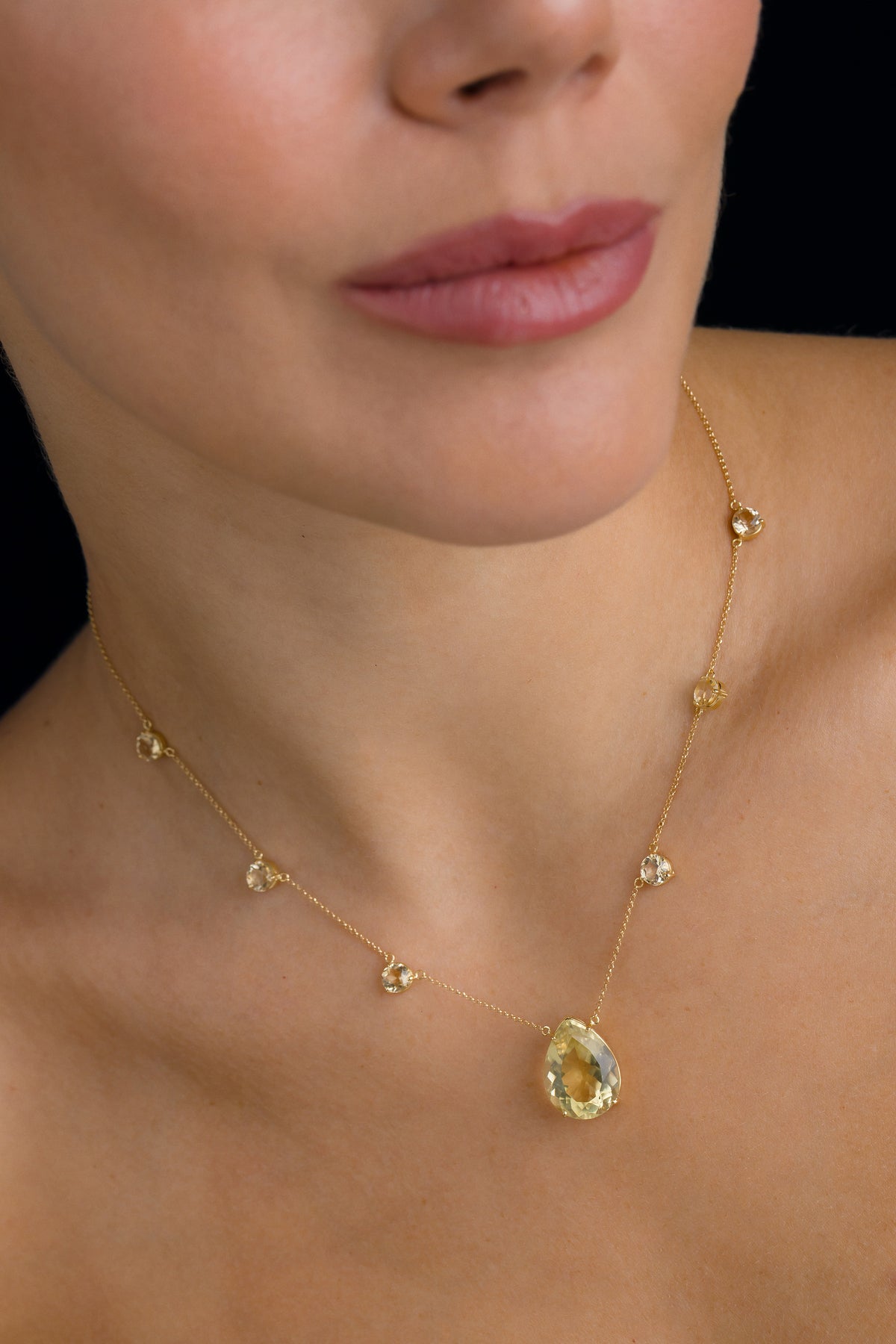 Colar em Ouro Amarelo com Green Gold Formato Gota e Citrino Redondo