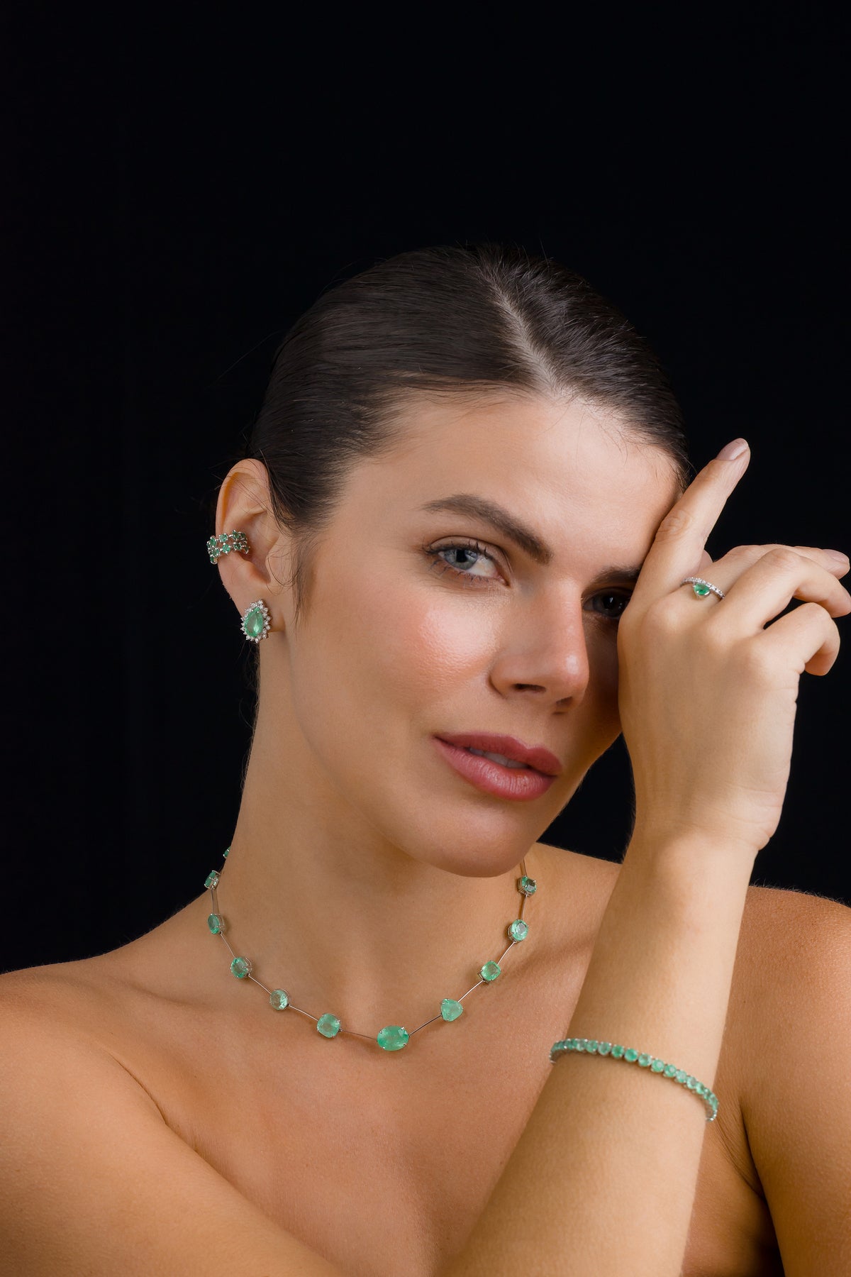 Colar em Ouro Branco com Esmeraldas em Lapidações Variadas