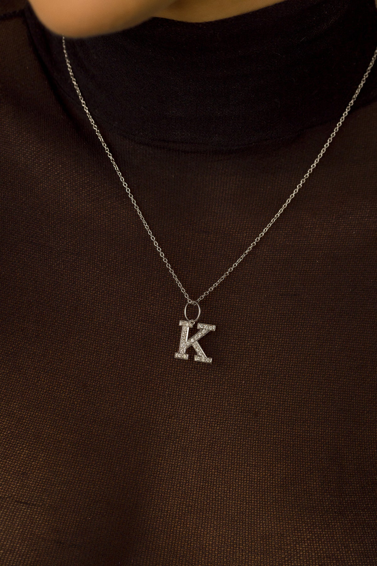 Pingente em Ouro Branco Letra K com Brilhantes
