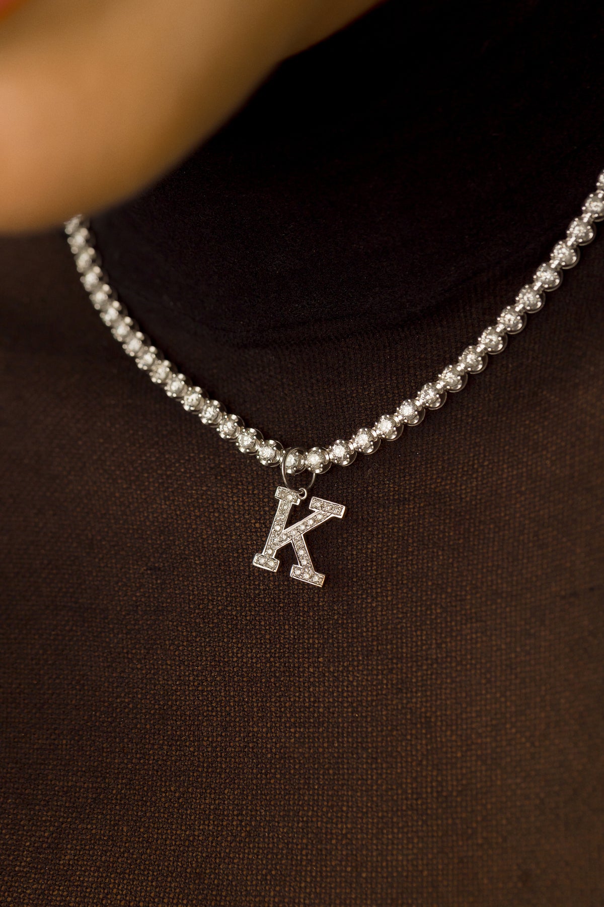 Pingente em Ouro Branco Letra K com Brilhantes