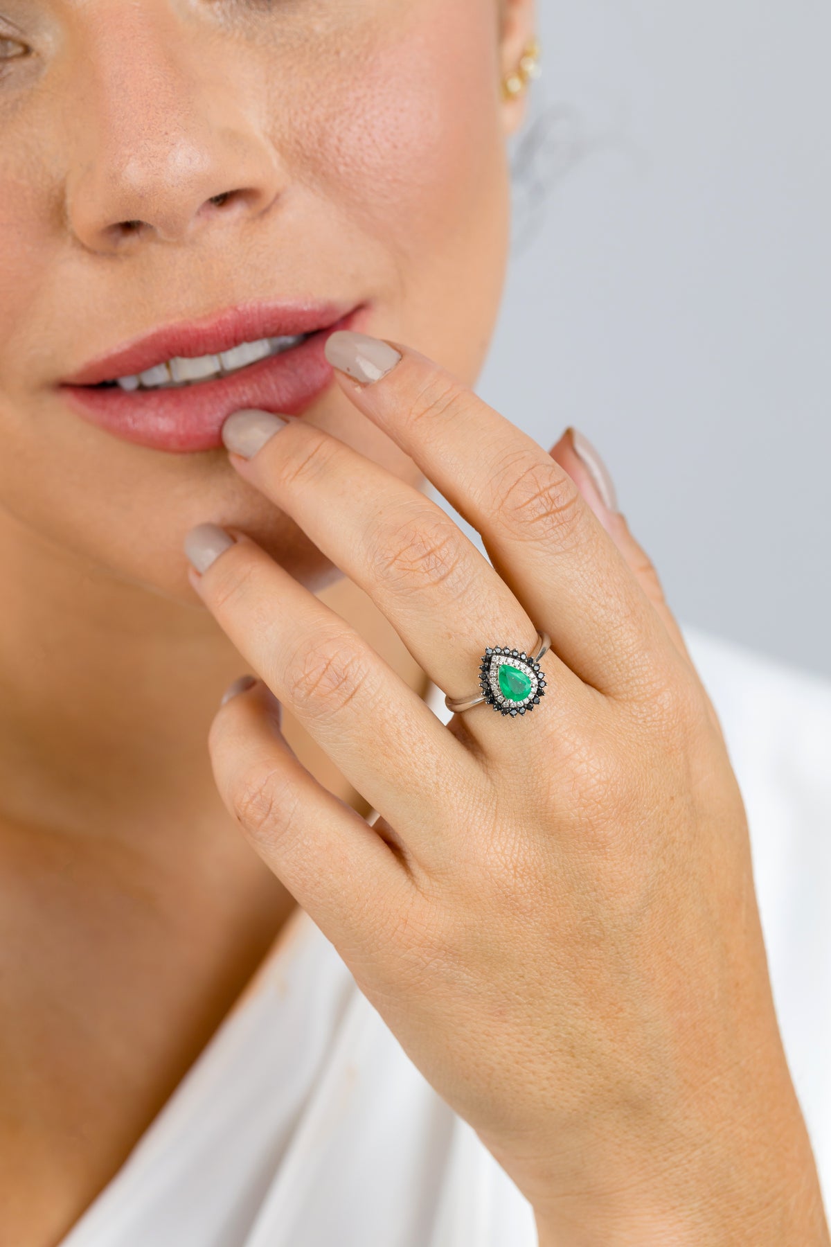 Anel em Ouro Branco com Gota de Esmeralda e Brilhantes Negros e Brancos