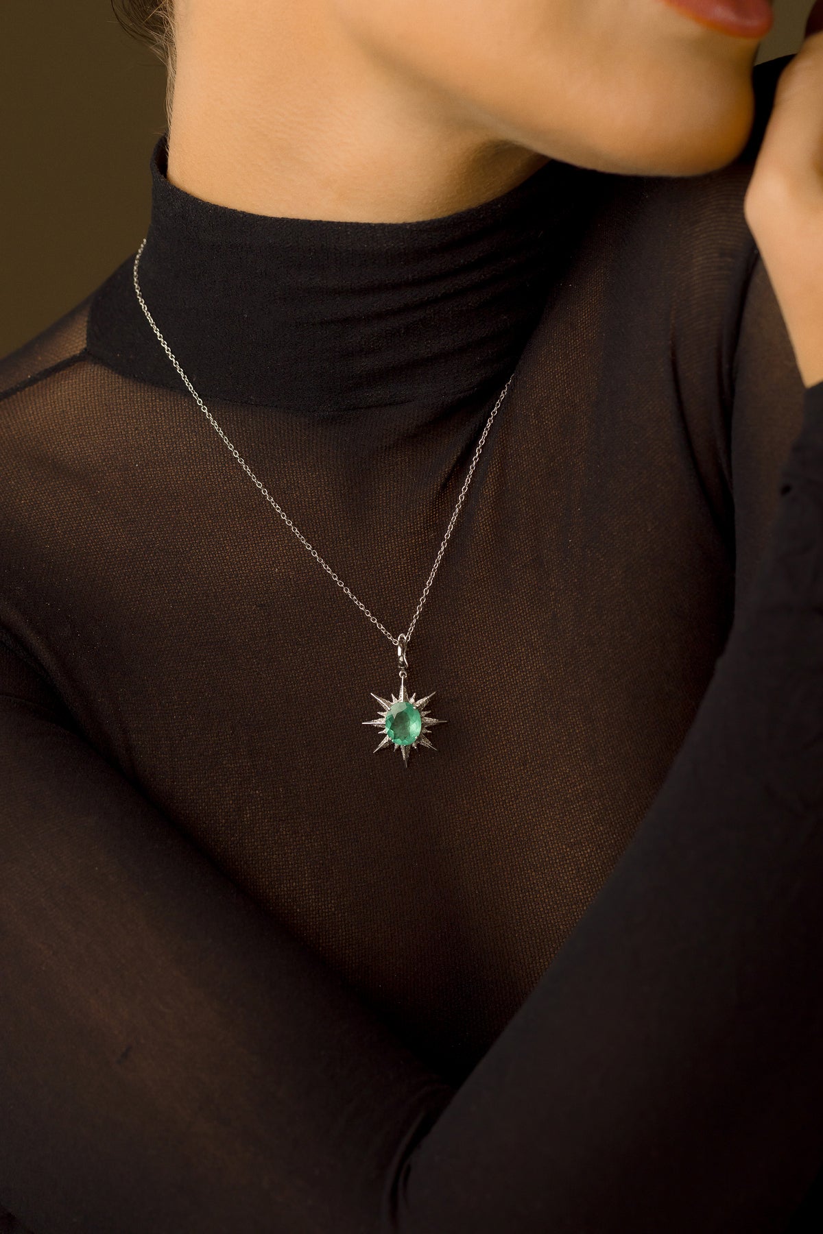 Pingente em Ouro Branco com Estrela de Esmeralda Oval e Brilhantes