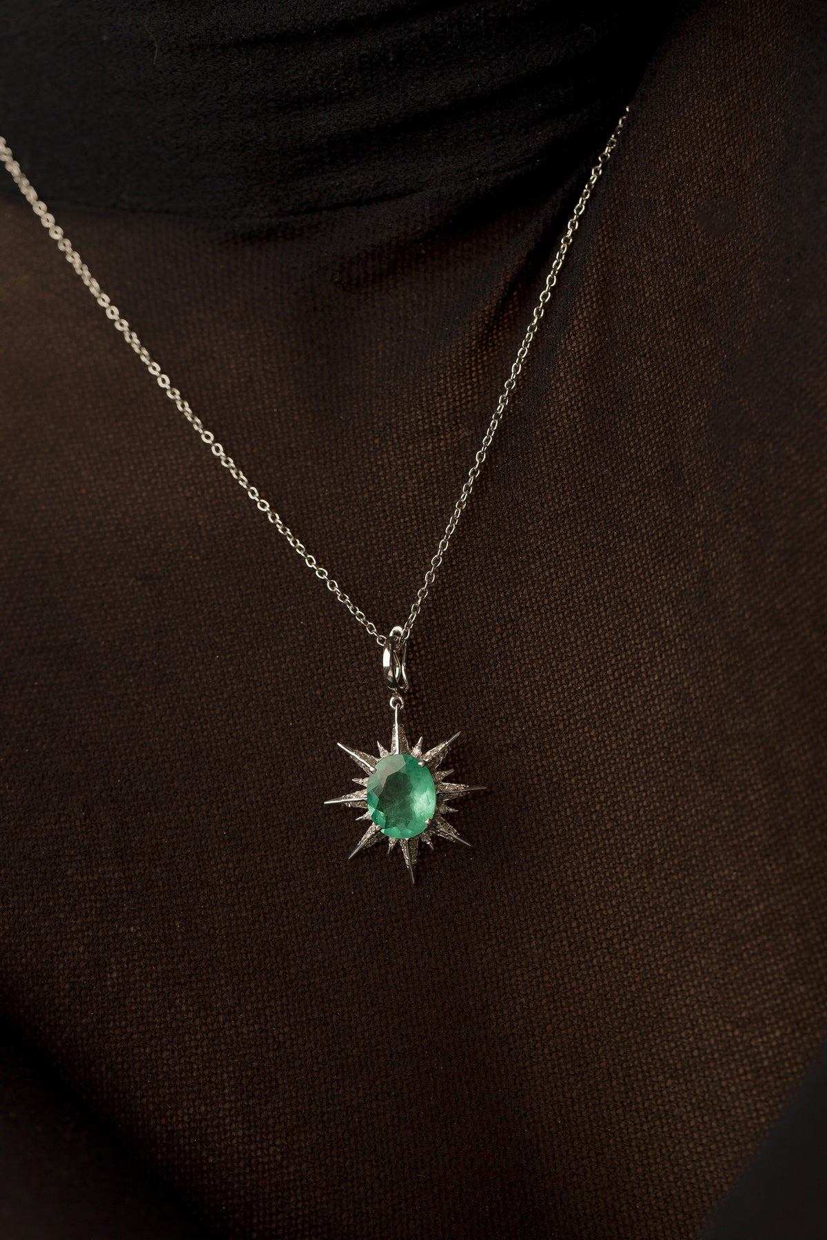 Pingente em Ouro Branco com Estrela de Esmeralda Oval e Brilhantes