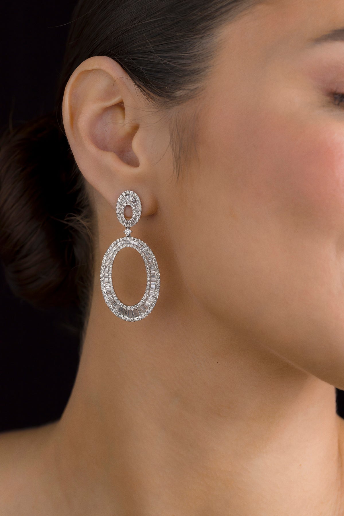 Brinco Oval Longo em Ouro Branco com Diamante Baguete
