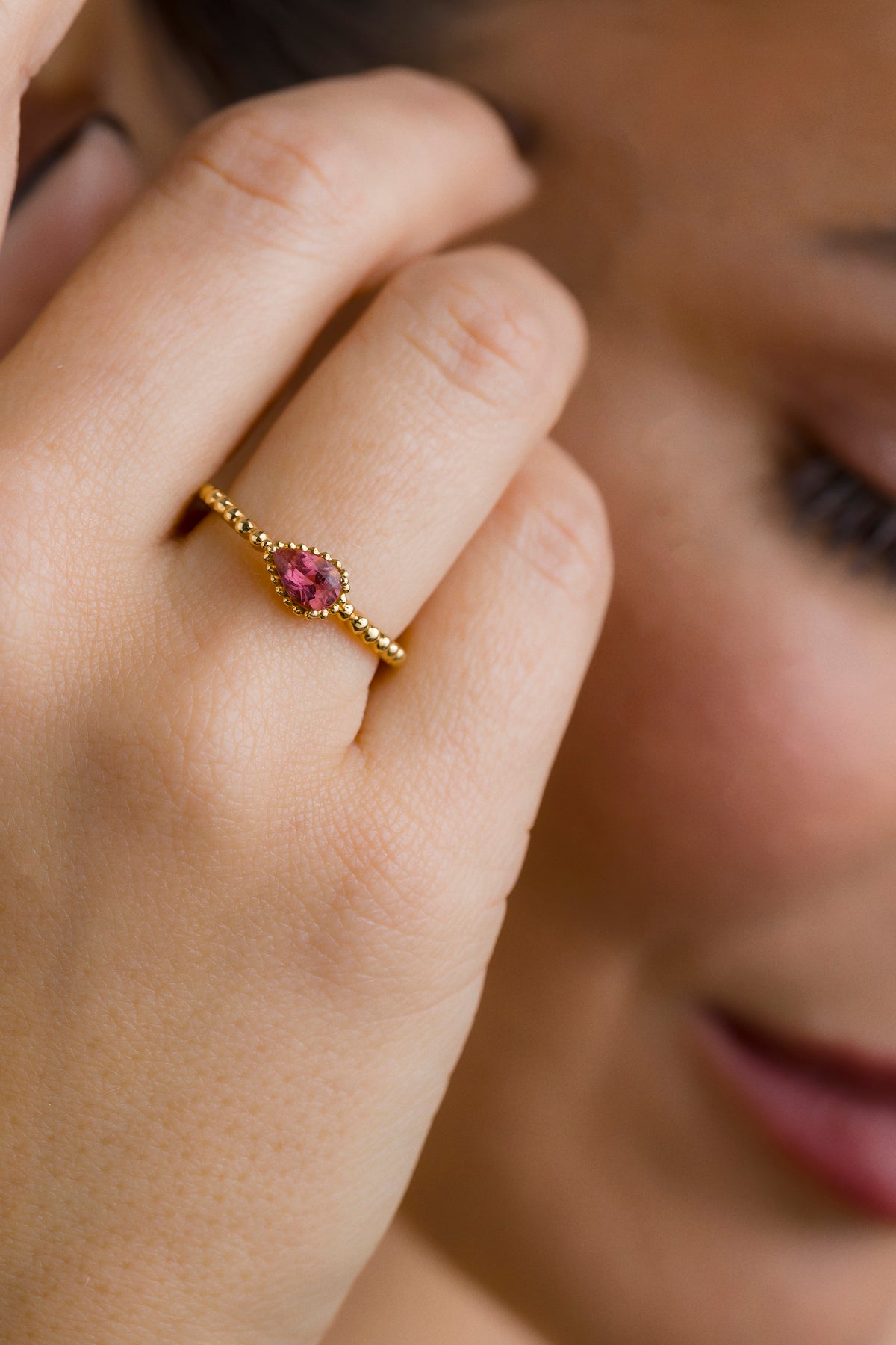 Anel em Ouro Amarelo com Turmalina Rosa em Gota e Aro Bolinha