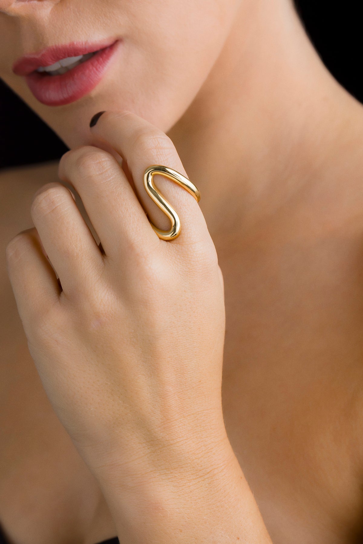 Anel em Ouro Amarelo com Curvas Onduladas