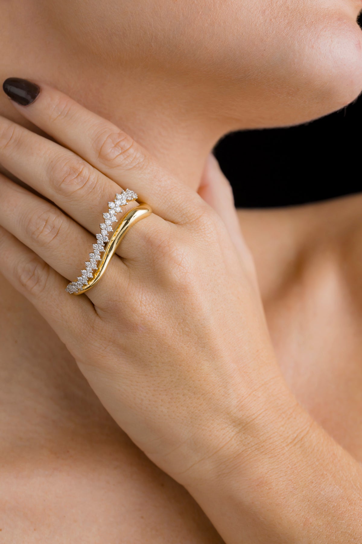 Anel em Ouro Amarelo com Design de Onda e Brilhantes