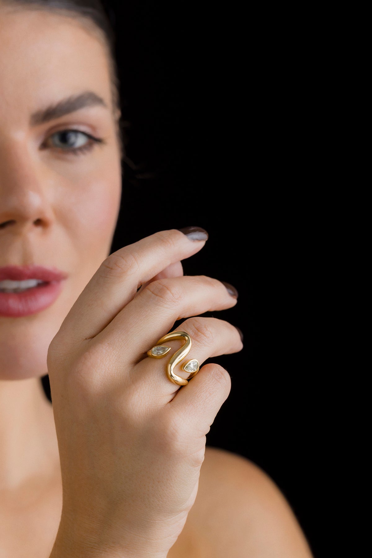 Anel em Ouro Amarelo com Diamantes Gota e Formato Orgânico