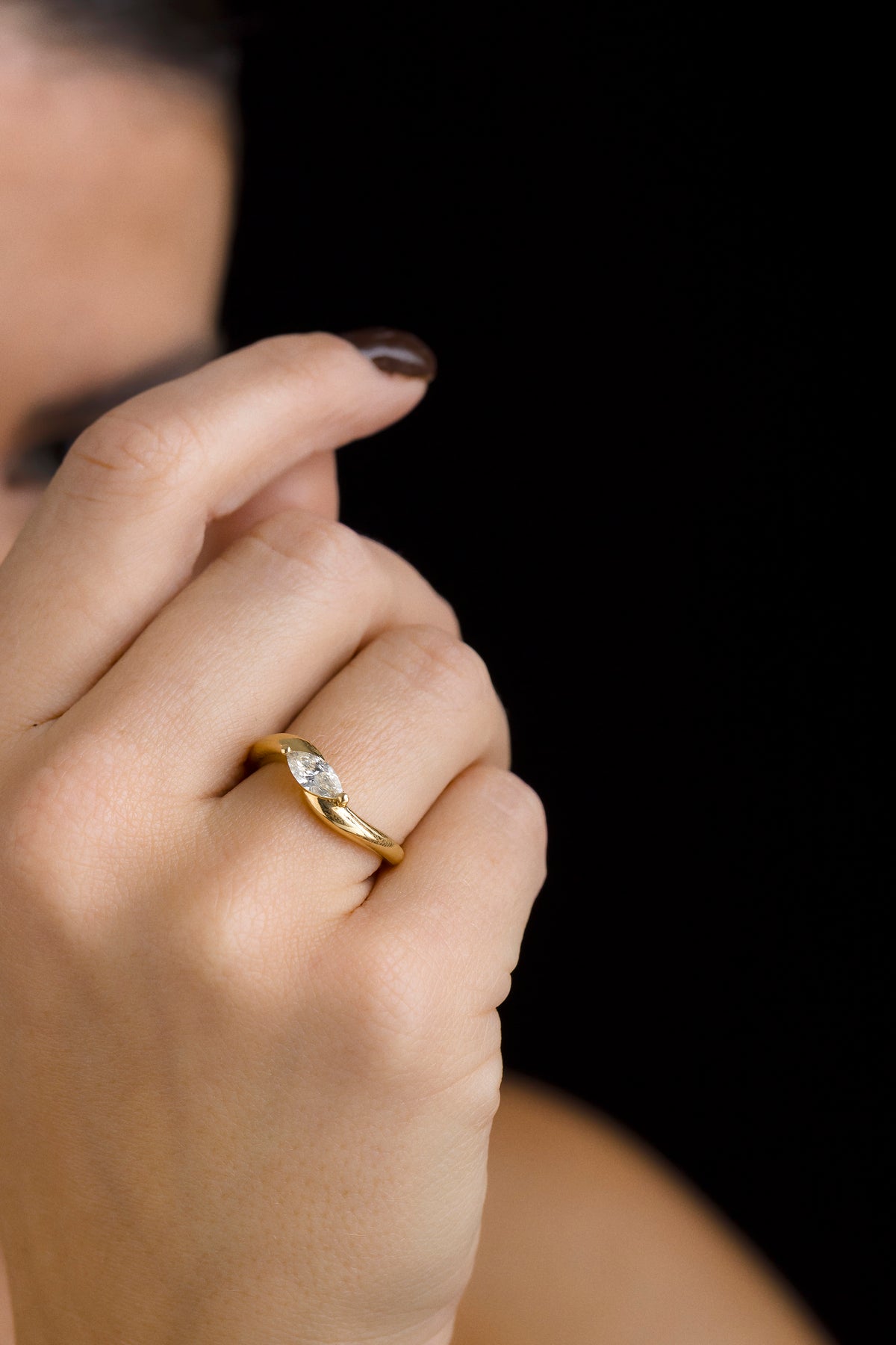 Anel em Ouro Amarelo com Diamante Navete e Formato de Onda