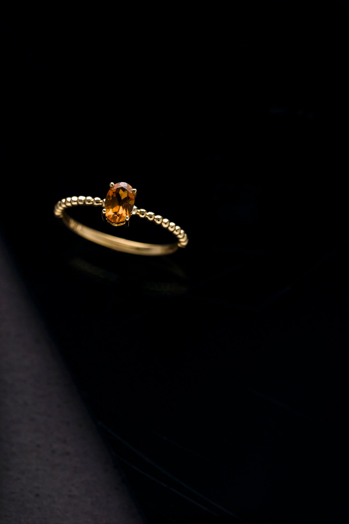 Anel em Ouro Amarelo com Topázio Amarelo Oval e Aro Bolinha