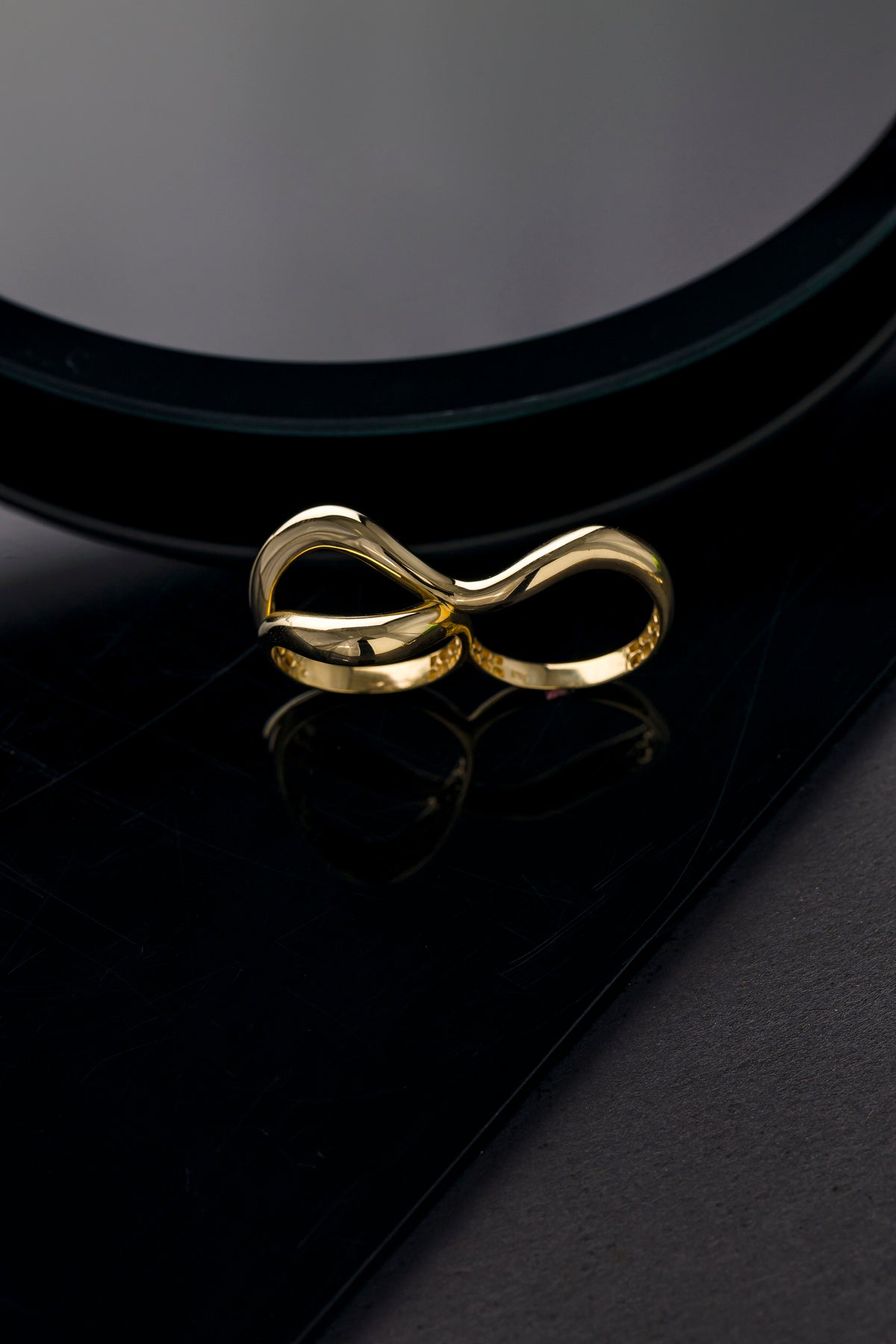 Anel em Ouro Amarelo com Design de Onda Dupla