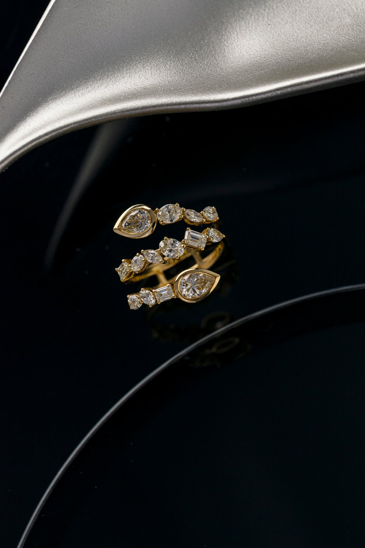 Anel Triplo em Ouro Amarelo com Diamantes de Diversos Formatos