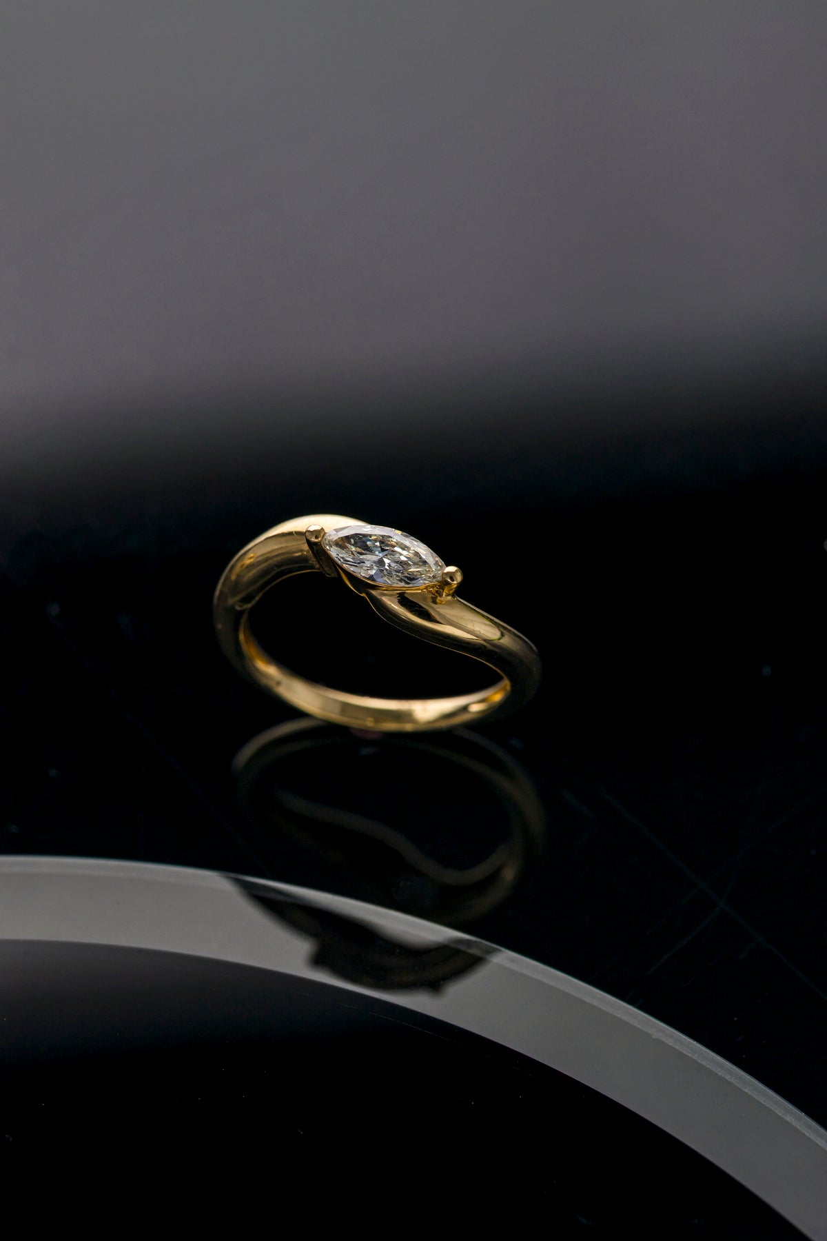 Anel em Ouro Amarelo com Diamante Navete e Formato de Onda