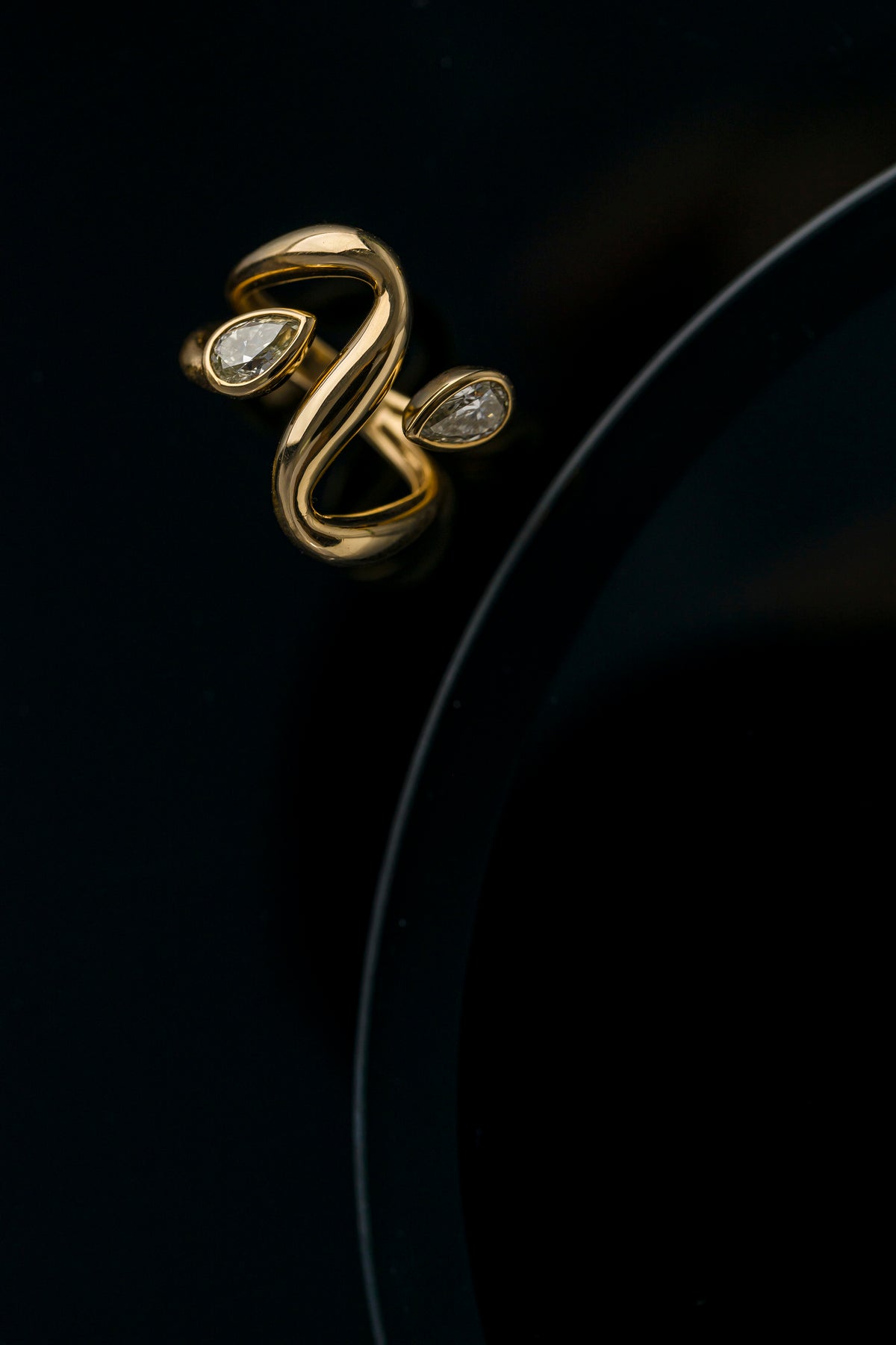 Anel em Ouro Amarelo com Diamantes Gota e Formato Orgânico