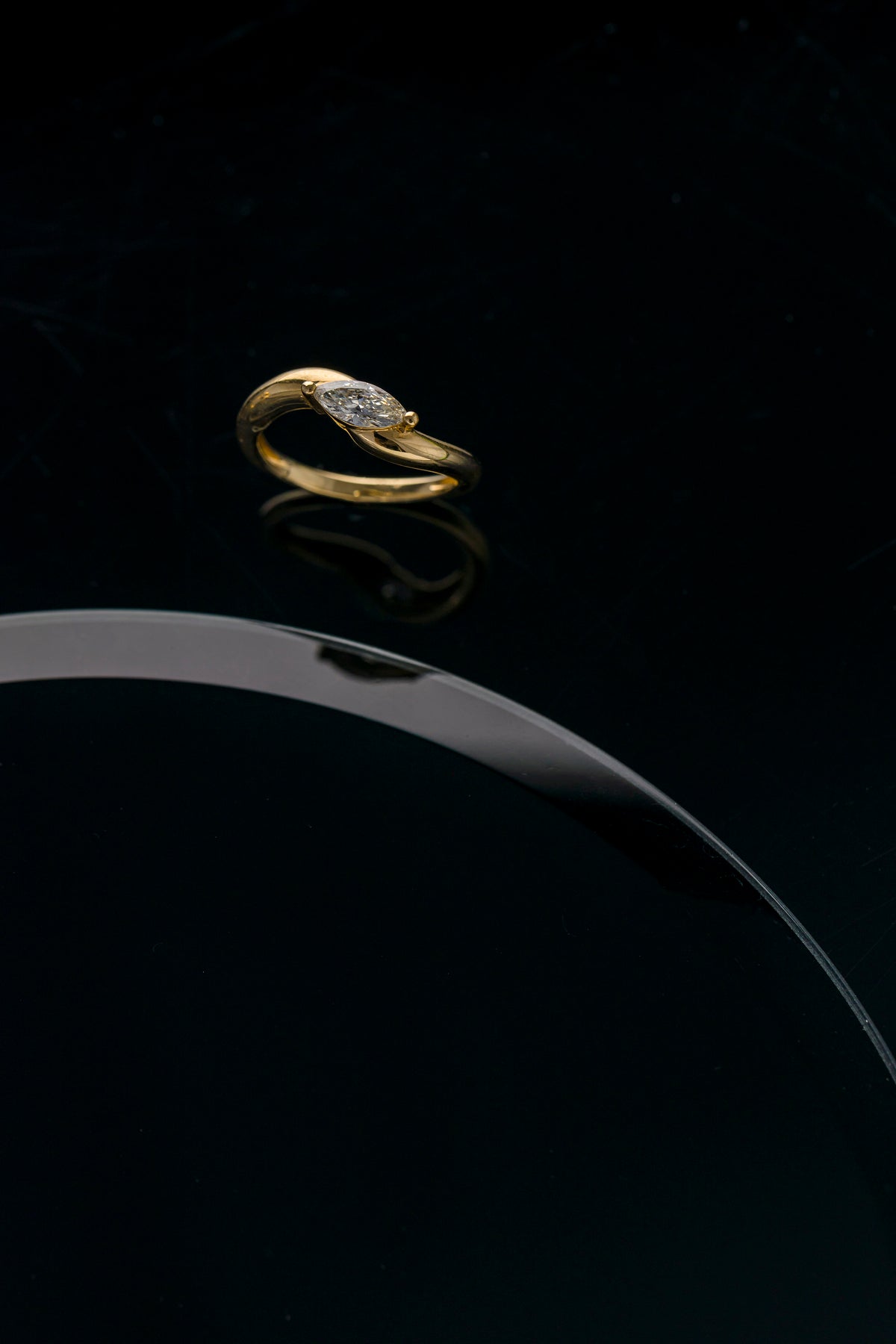 Anel em Ouro Amarelo com Diamante Navete e Formato de Onda