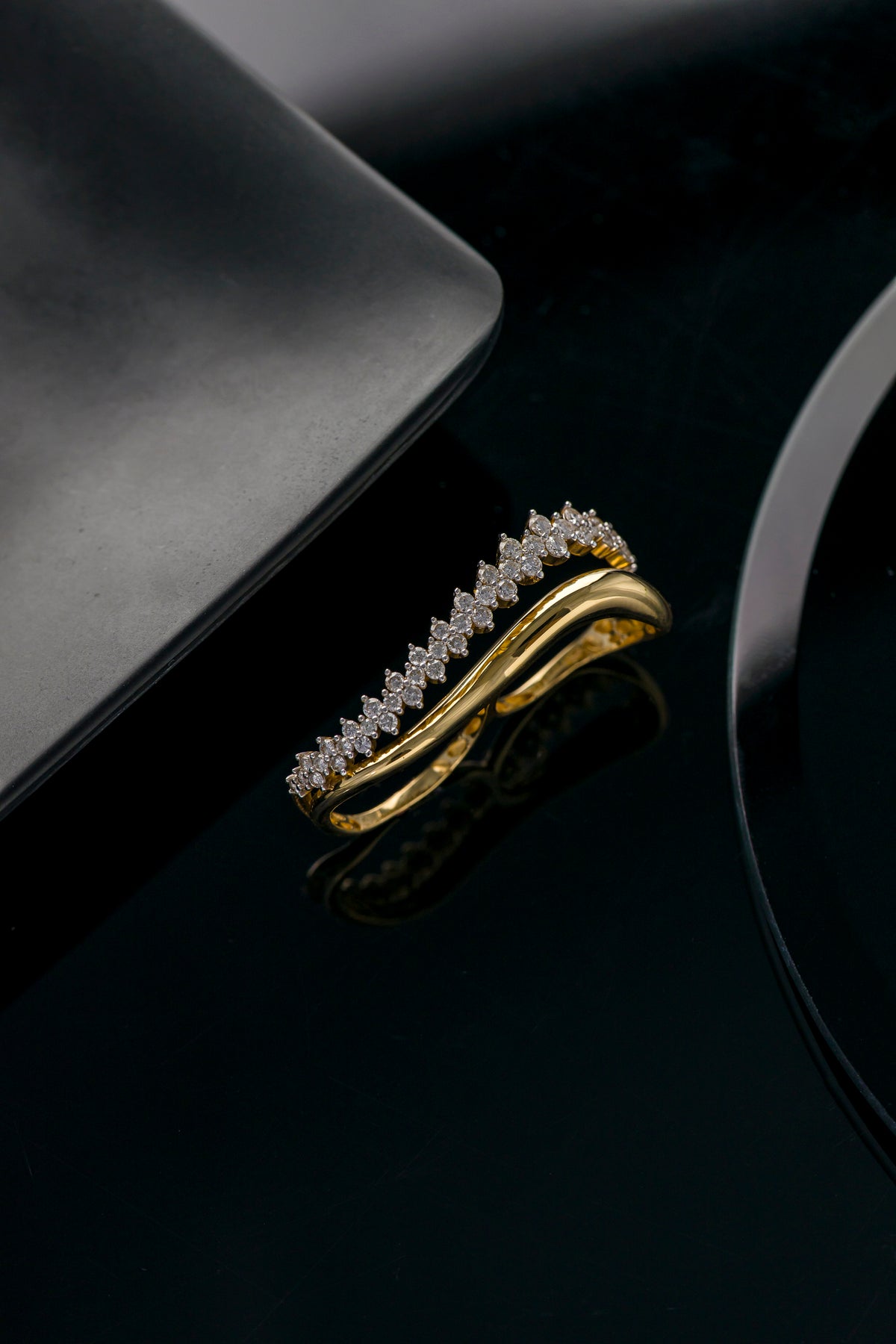 Anel em Ouro Amarelo com Design de Onda e Brilhantes