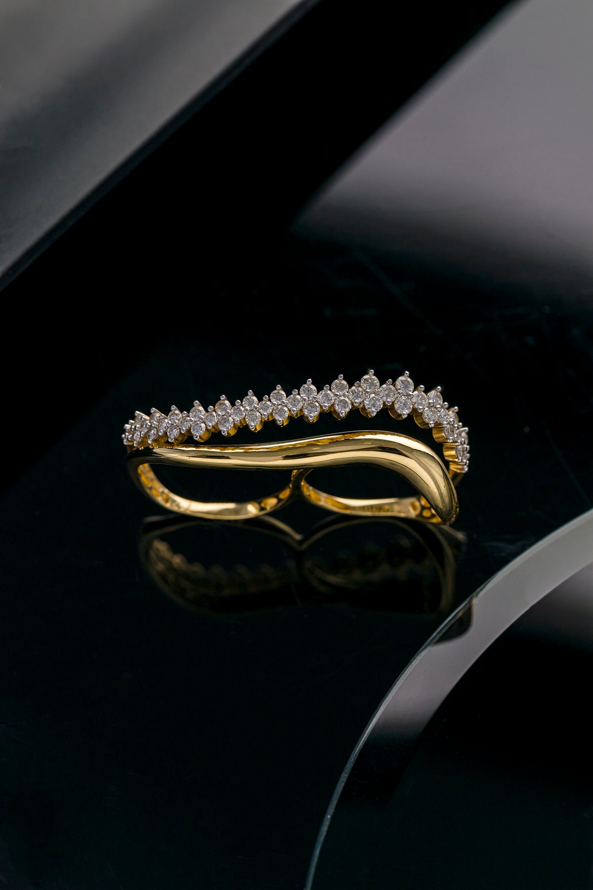 Anel em Ouro Amarelo com Design de Onda e Brilhantes