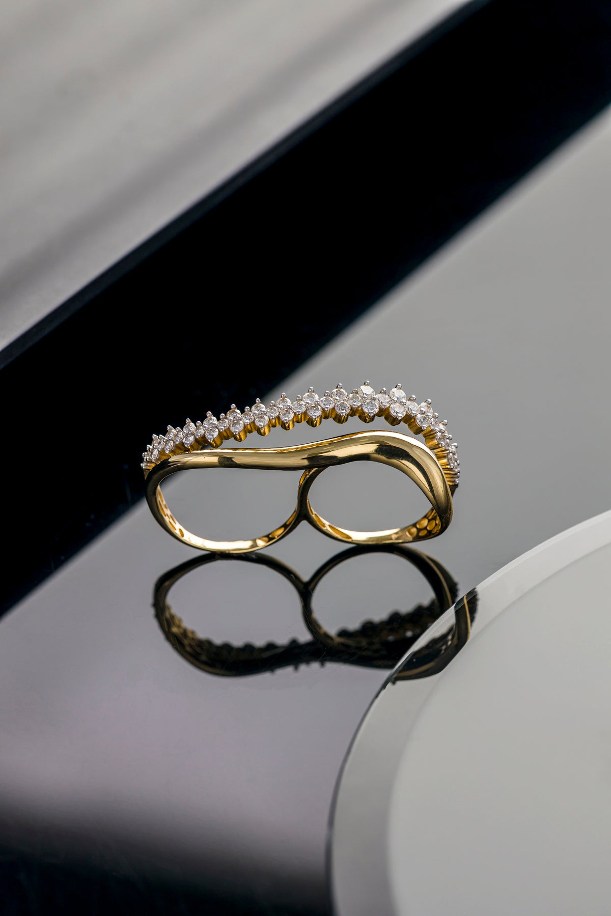 Anel em Ouro Amarelo com Design de Onda e Brilhantes