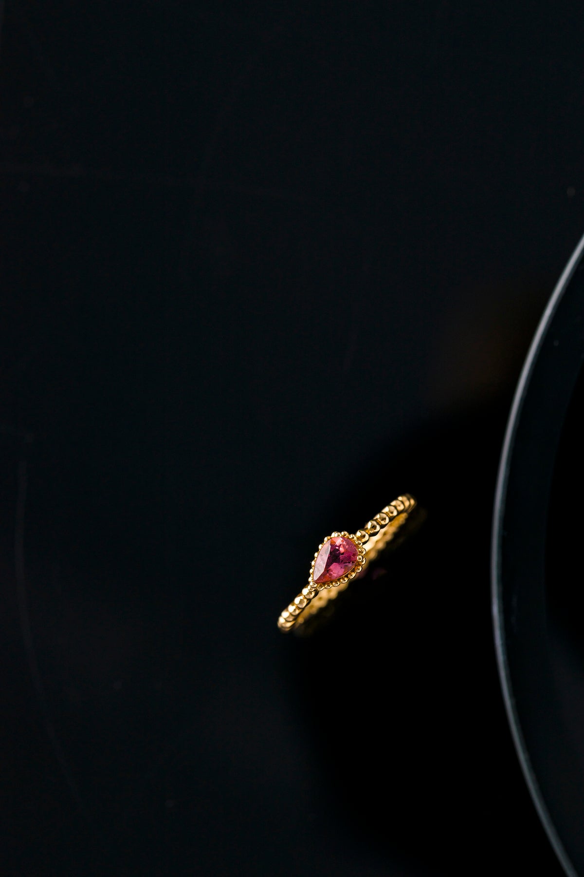 Anel em Ouro Amarelo com Turmalina Rosa em Gota e Aro Bolinha