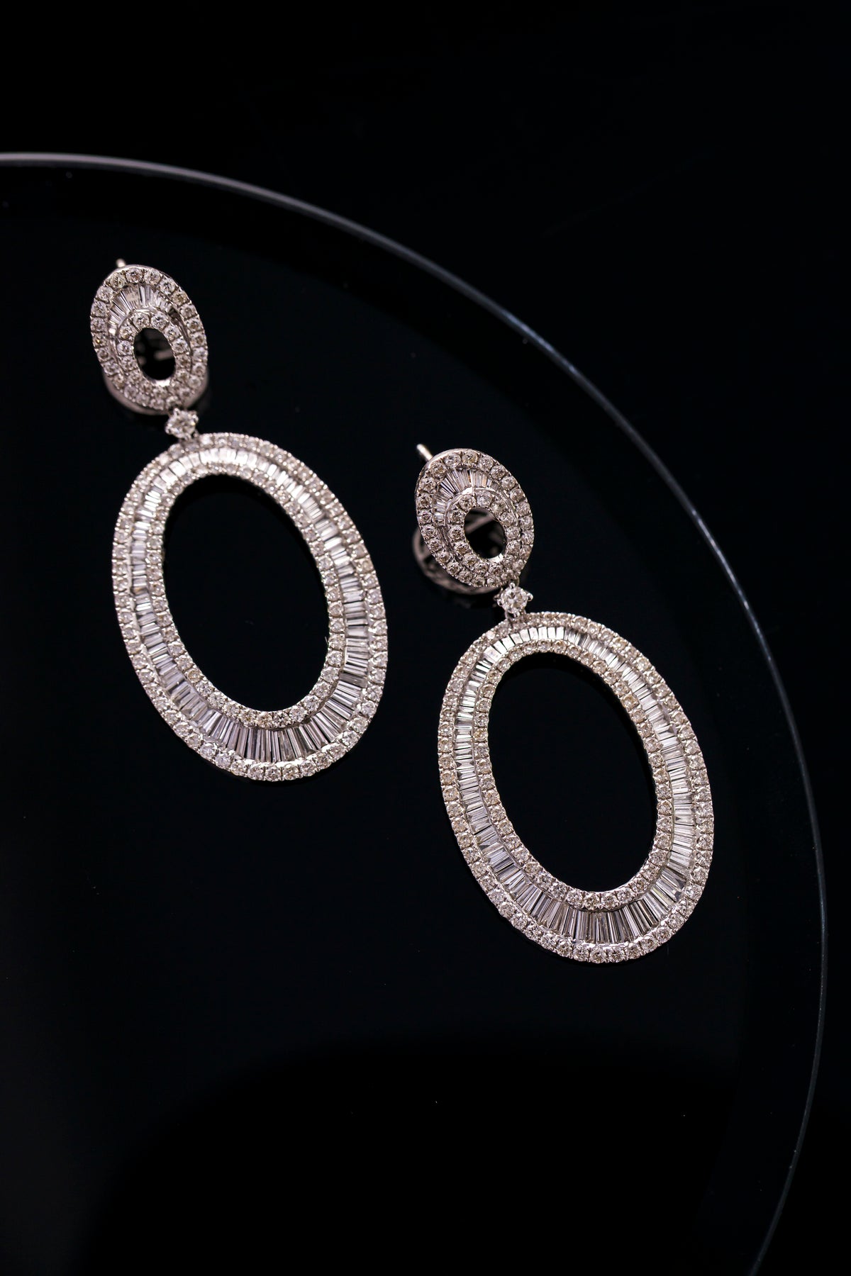 Brinco Oval Longo em Ouro Branco com Diamante Baguete