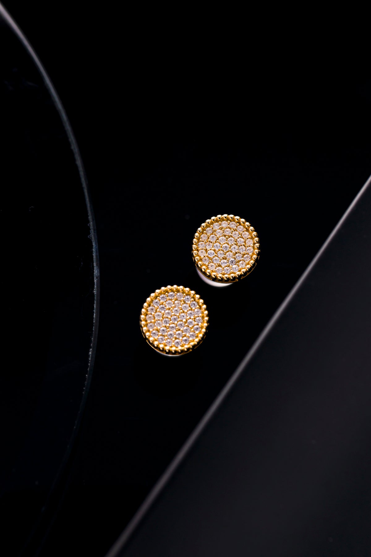 Brinco Redondo em Ouro Amarelo com Topázio Branco