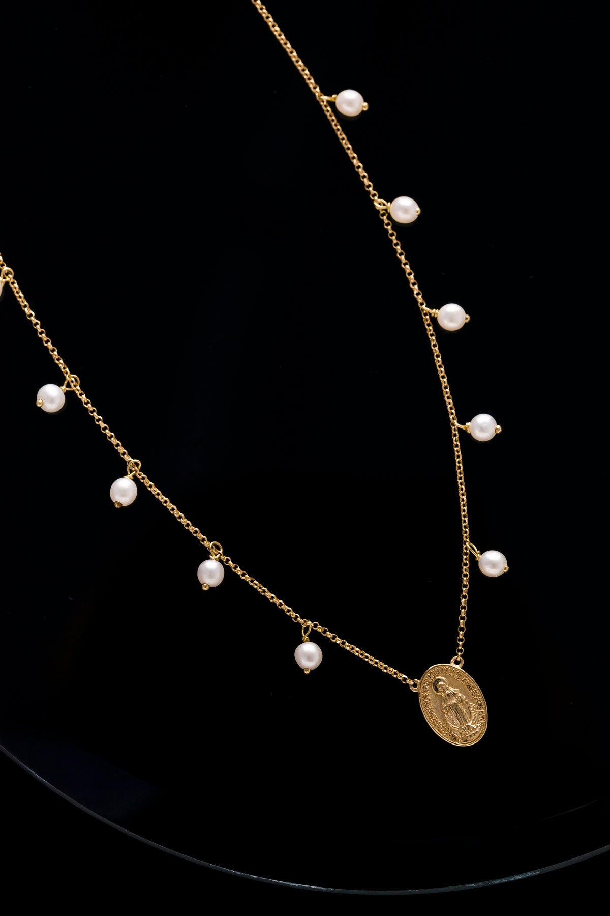 Colar em Ouro Amarelo com Medalha e Pérolas
