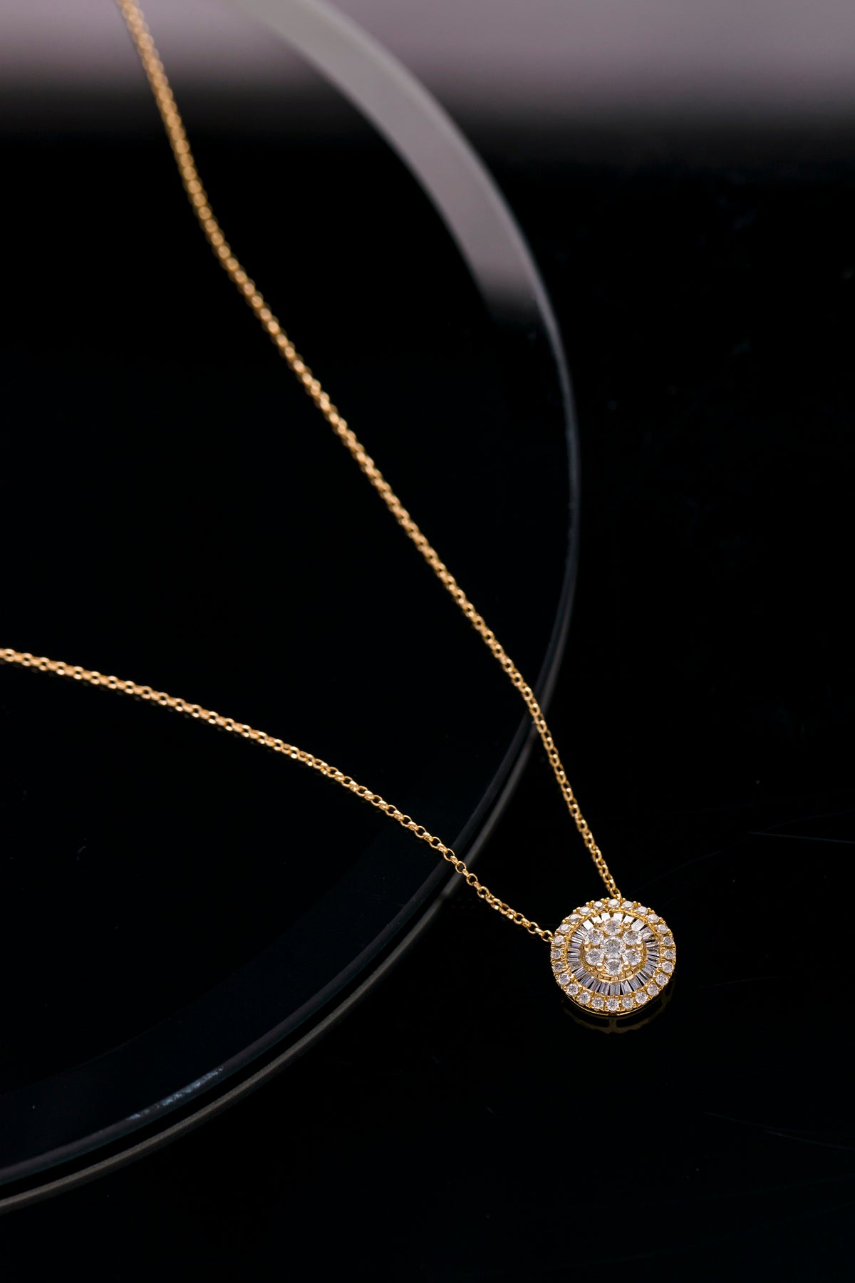 Colar em Ouro Amarelo com Pingente Redondo Pizza de Diamantes e Baguetes